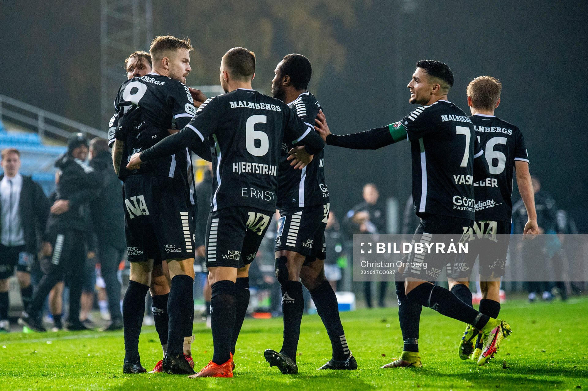 Örebros Erik Björndahl jublar med lagkamraterna