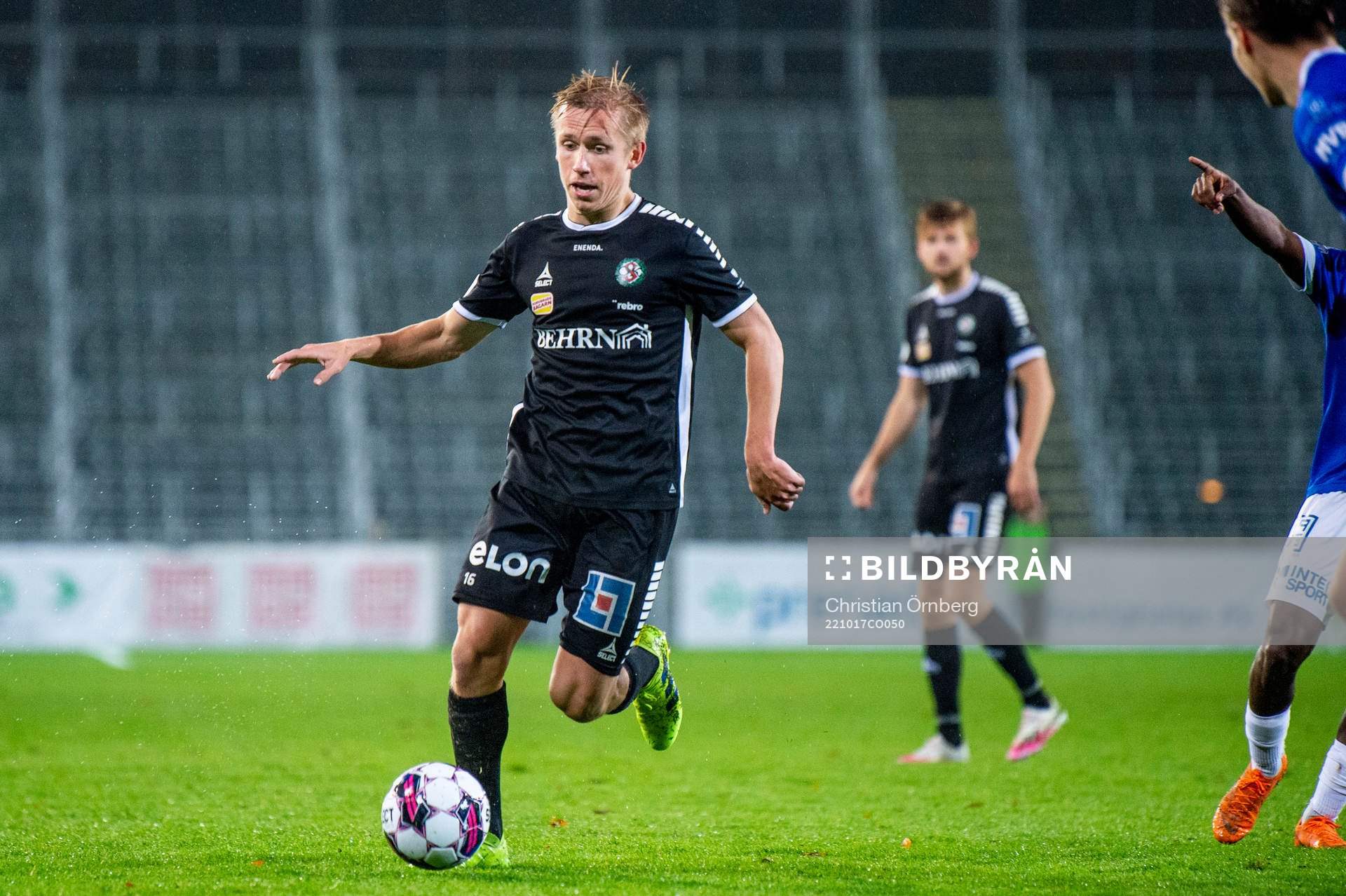 Örebros David Seger under fotbollsmatchen i Superettan mellan Trelleborg och Örebro den 17 oktober 2022 i Trelleborg. 