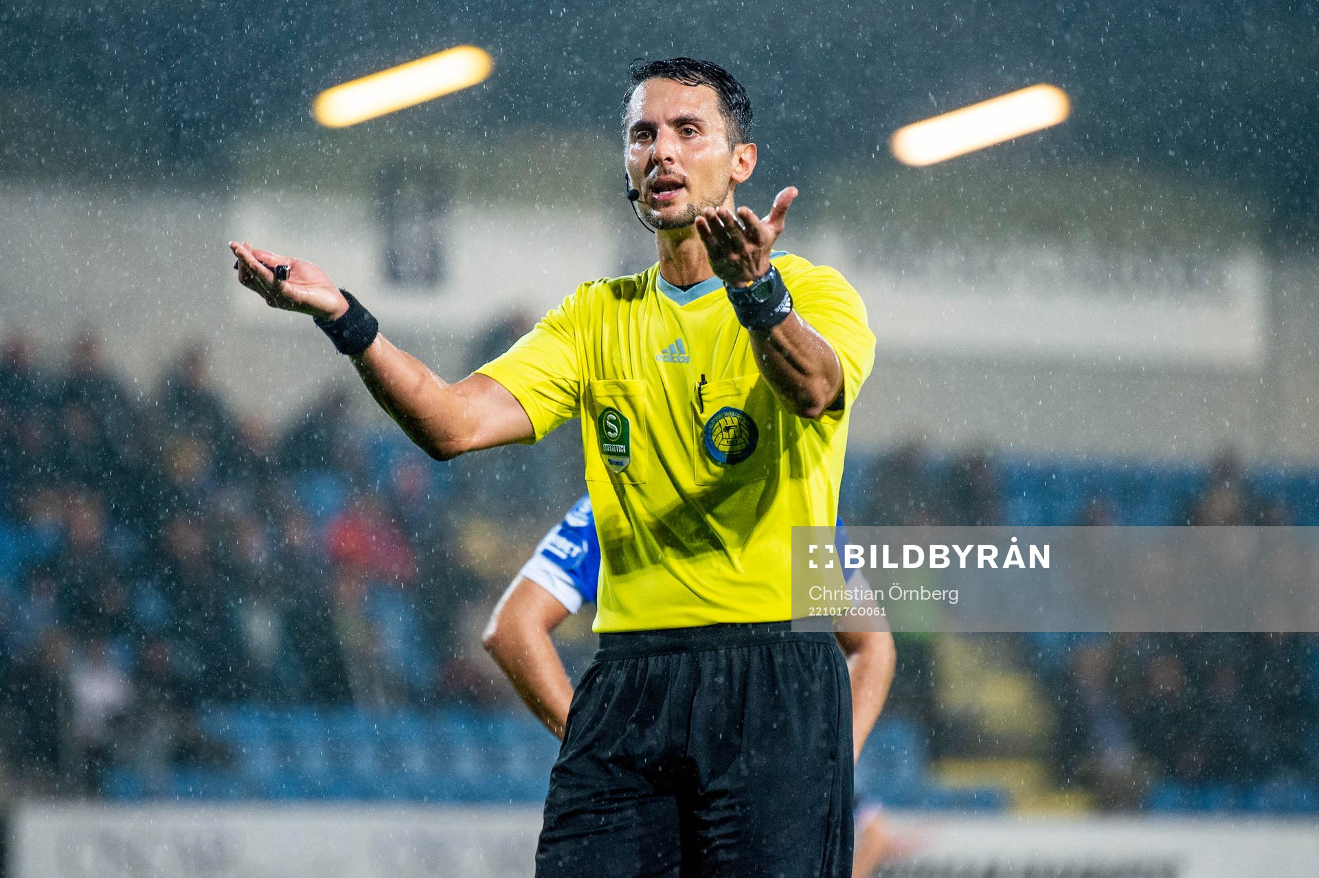Domare Adi Aganovic under fotbollsmatchen i Superettan mellan Trelleborg och Örebro den 17 oktober 2022 i Trelleborg. 
