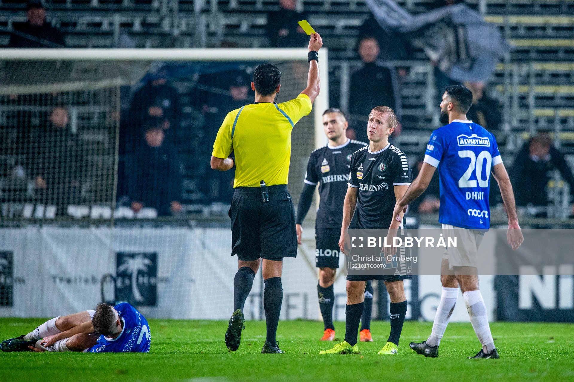 Örebros David Seger får gult kort av domare Adi Aganovic