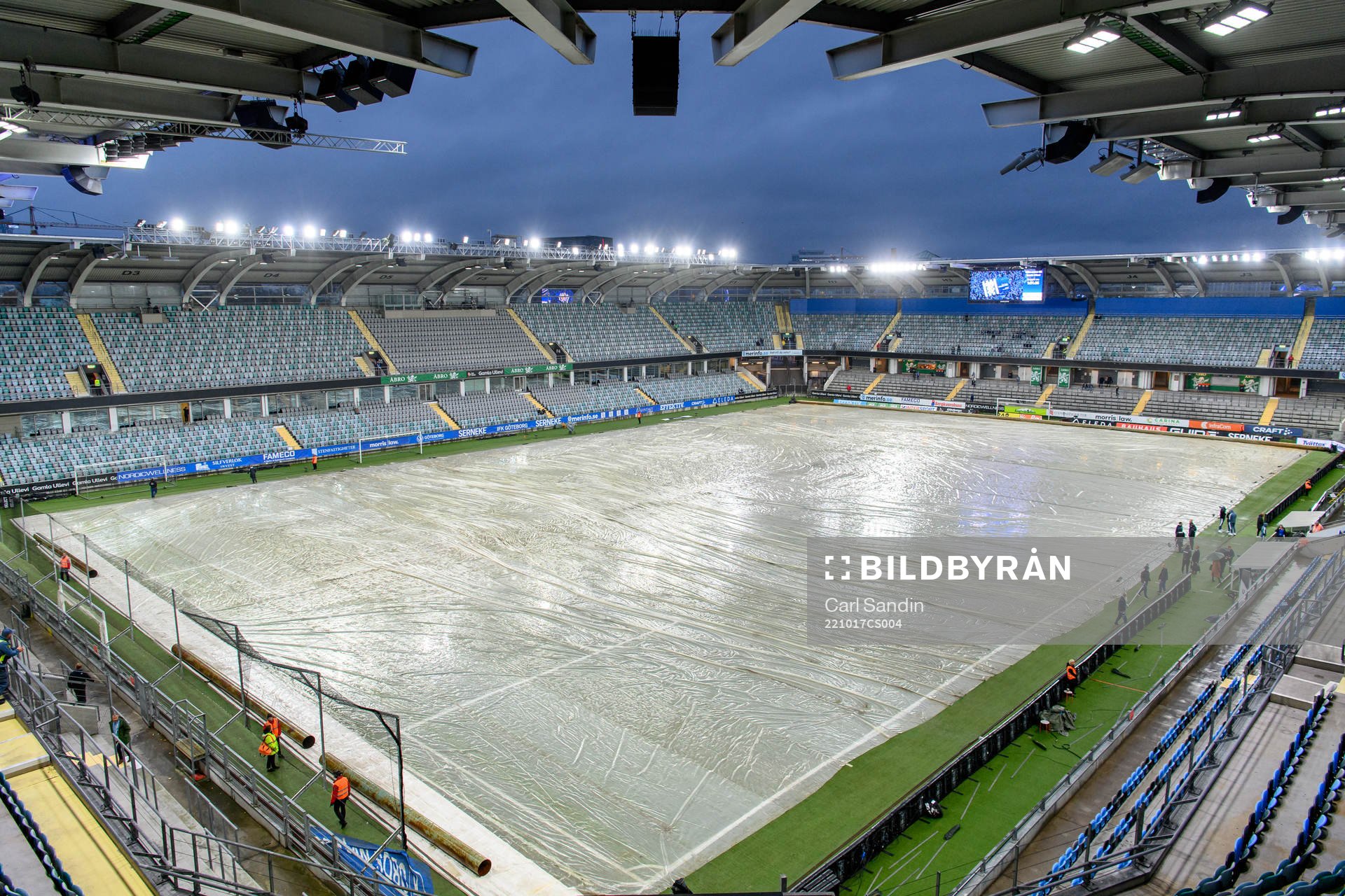Plast på planen innan fotbollsmatchen i Allsvenskan mellan IFK Göteborg och Malmö FF den 17 oktober 2022 i Göteborg. 