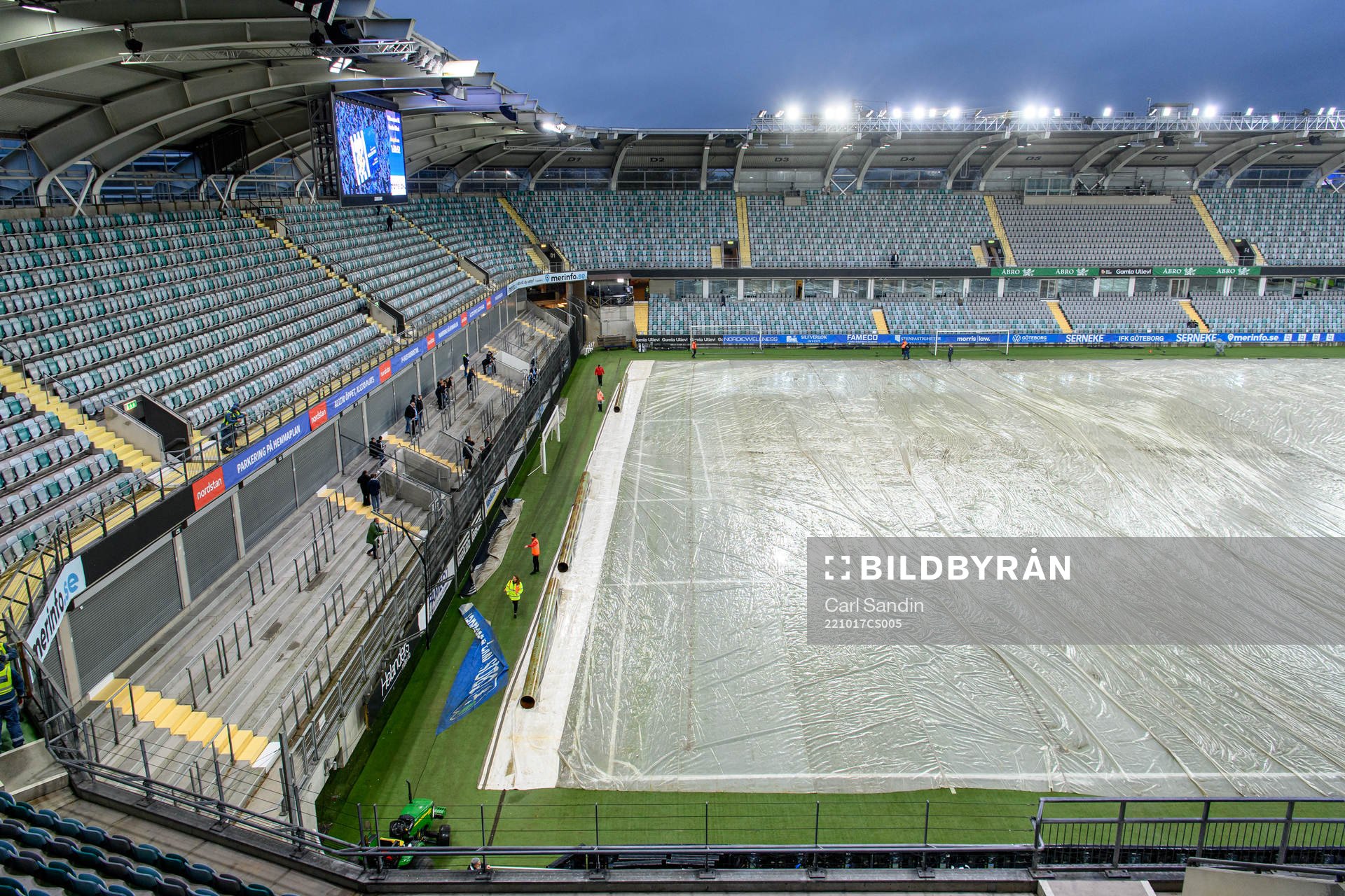 Plast på planen innan fotbollsmatchen i Allsvenskan mellan
