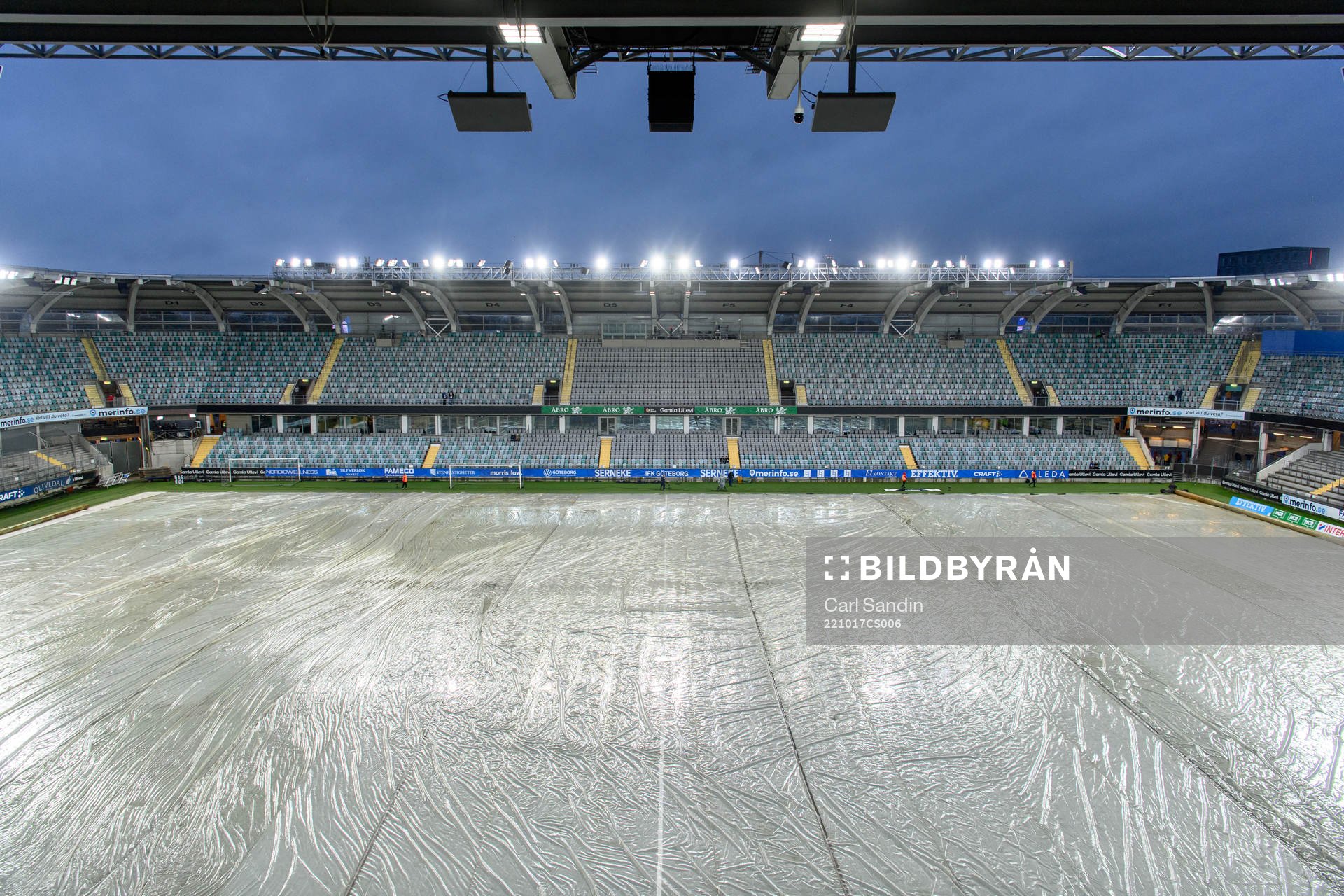 Plast på planen innan fotbollsmatchen i Allsvenskan mellan