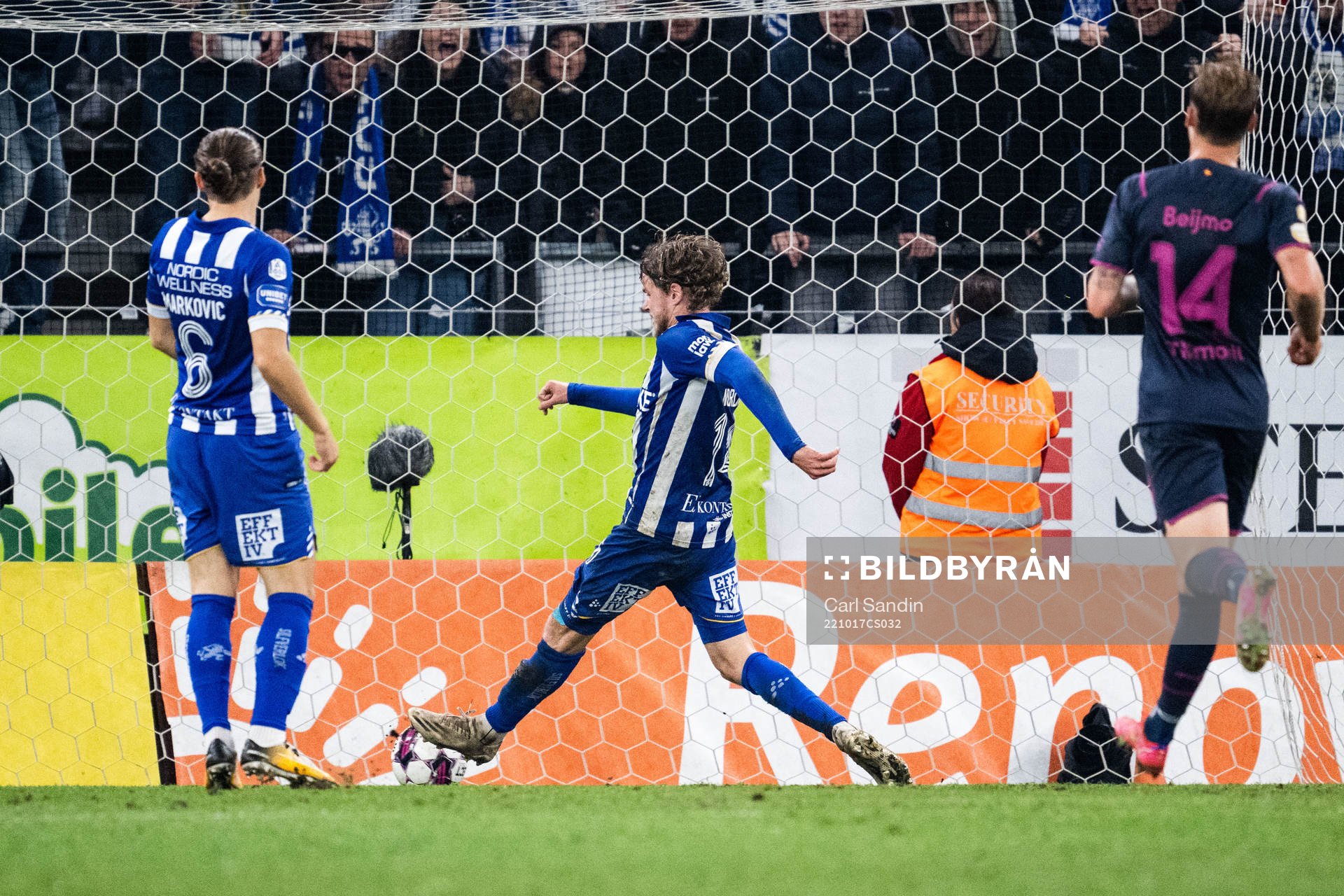 IFK Göteborgs Gustaf Norlin gör 1-1 i tom målbur
