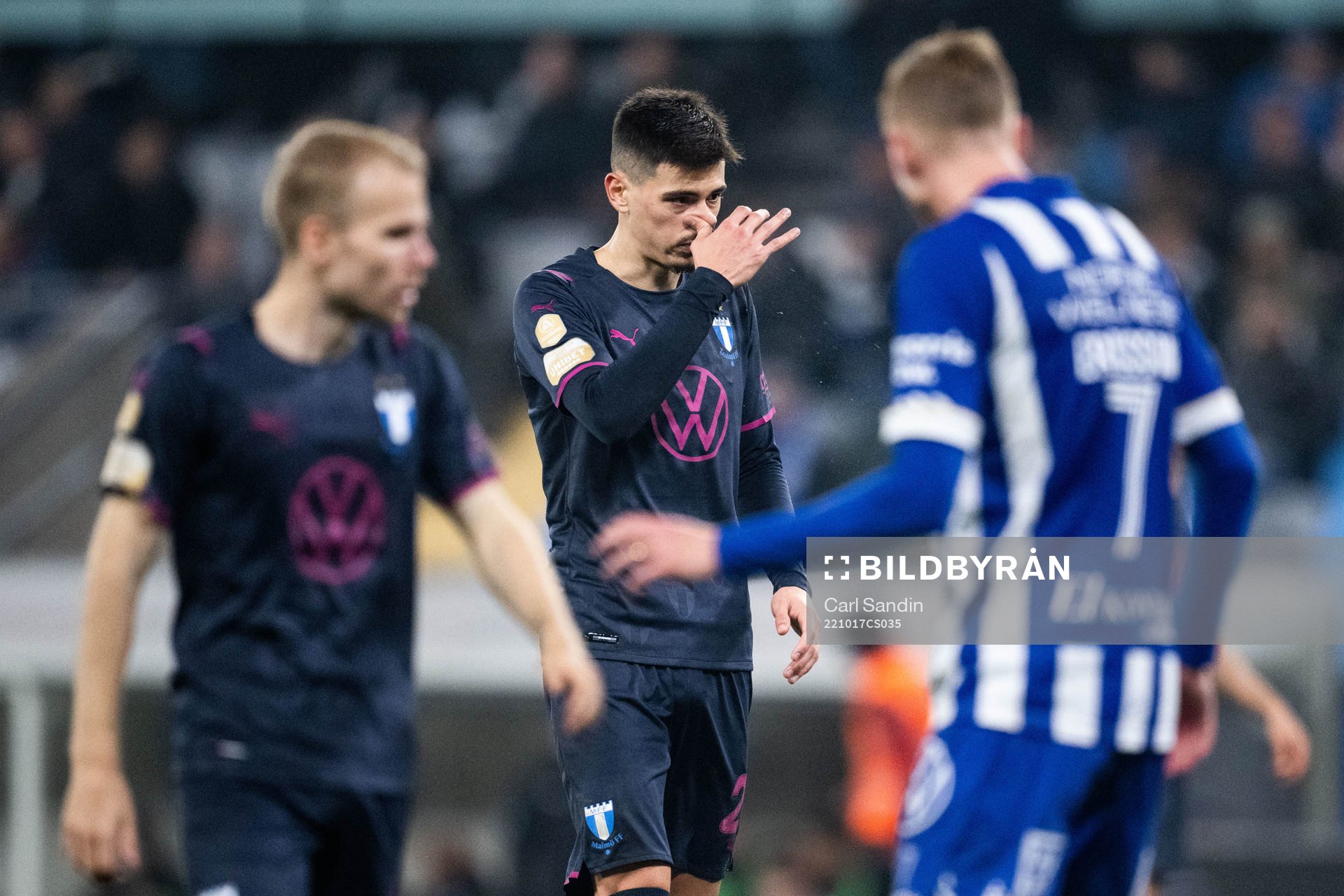 Malmö FFs Dennis Hadzikadunic deppar