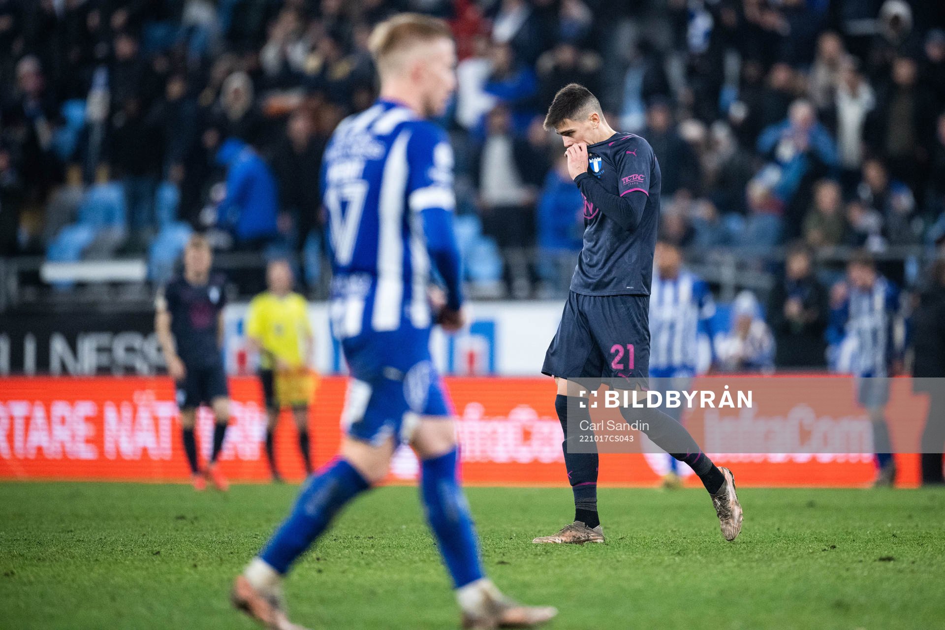 Malmö FFs Dennis Hadzikadunic deppar