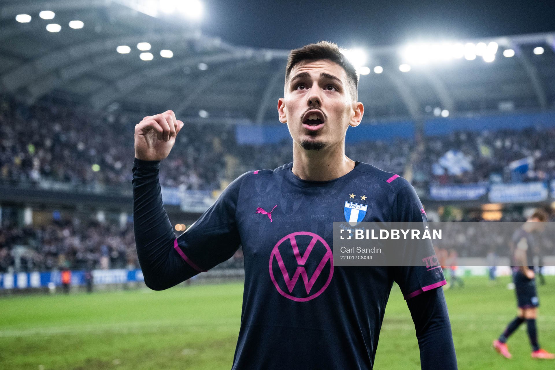 Malmö FFs Dennis Hadzikadunic pratar med supportrar