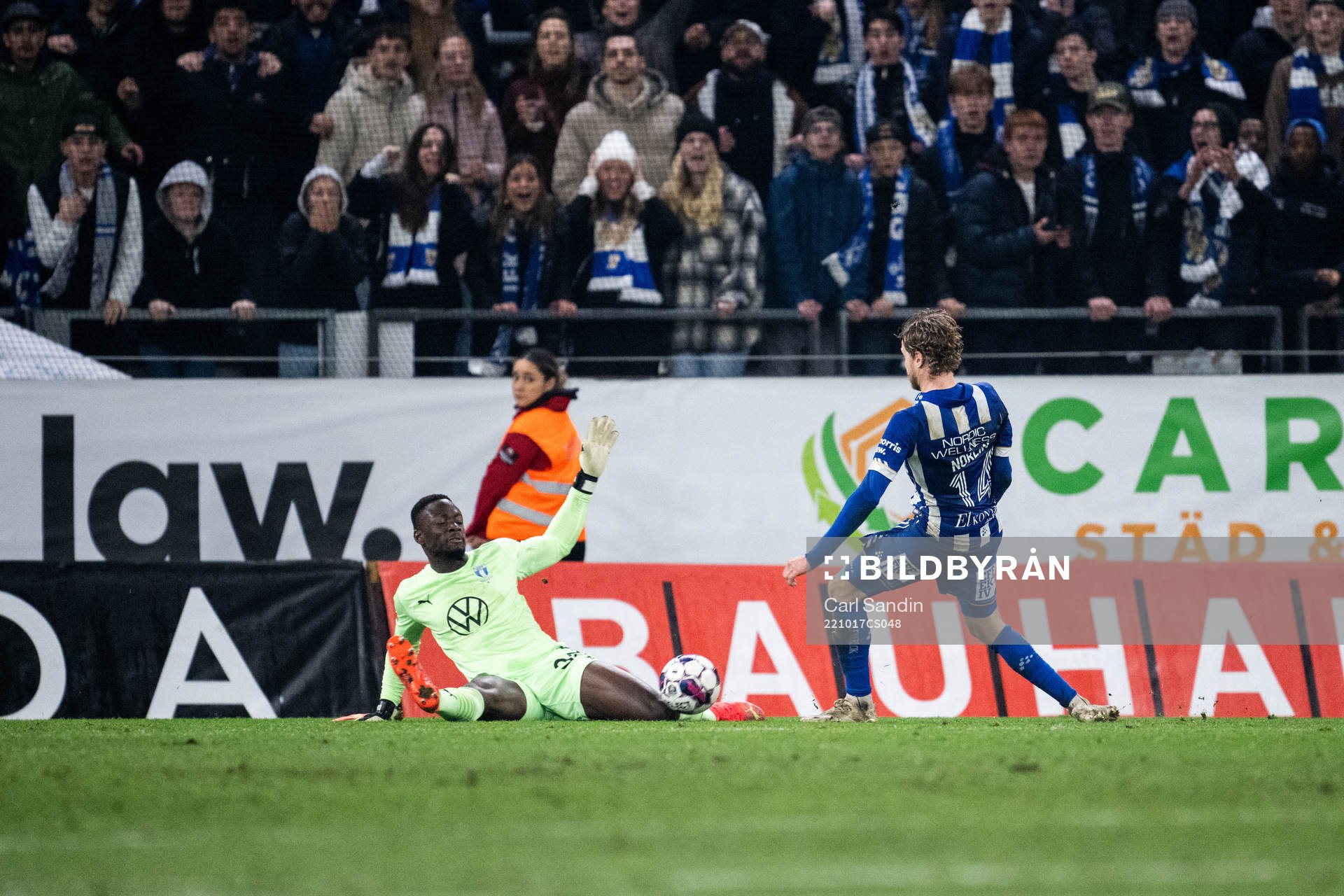 IFK Göteborgs Gustaf Norlin gör 1-1 bakom Malmö FFs målvakt Ismael Diawara under fotbollsmatchen i Allsvenskan mellan IFK Göteborg och Malmö FF den 17 oktober 2022 i Göteborg.