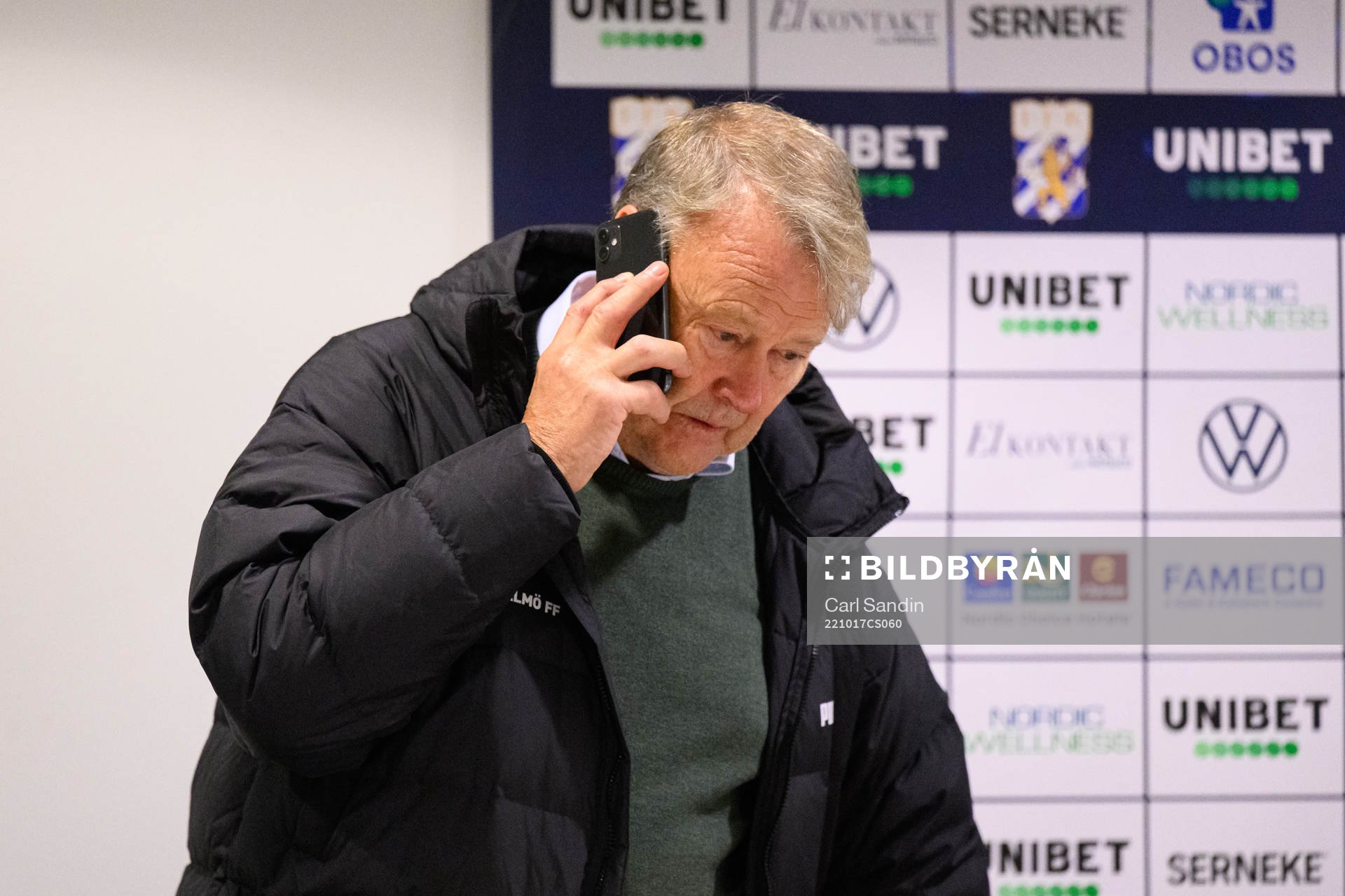 Malmö FFs tränare Åge Hareide pratar i telefon på en