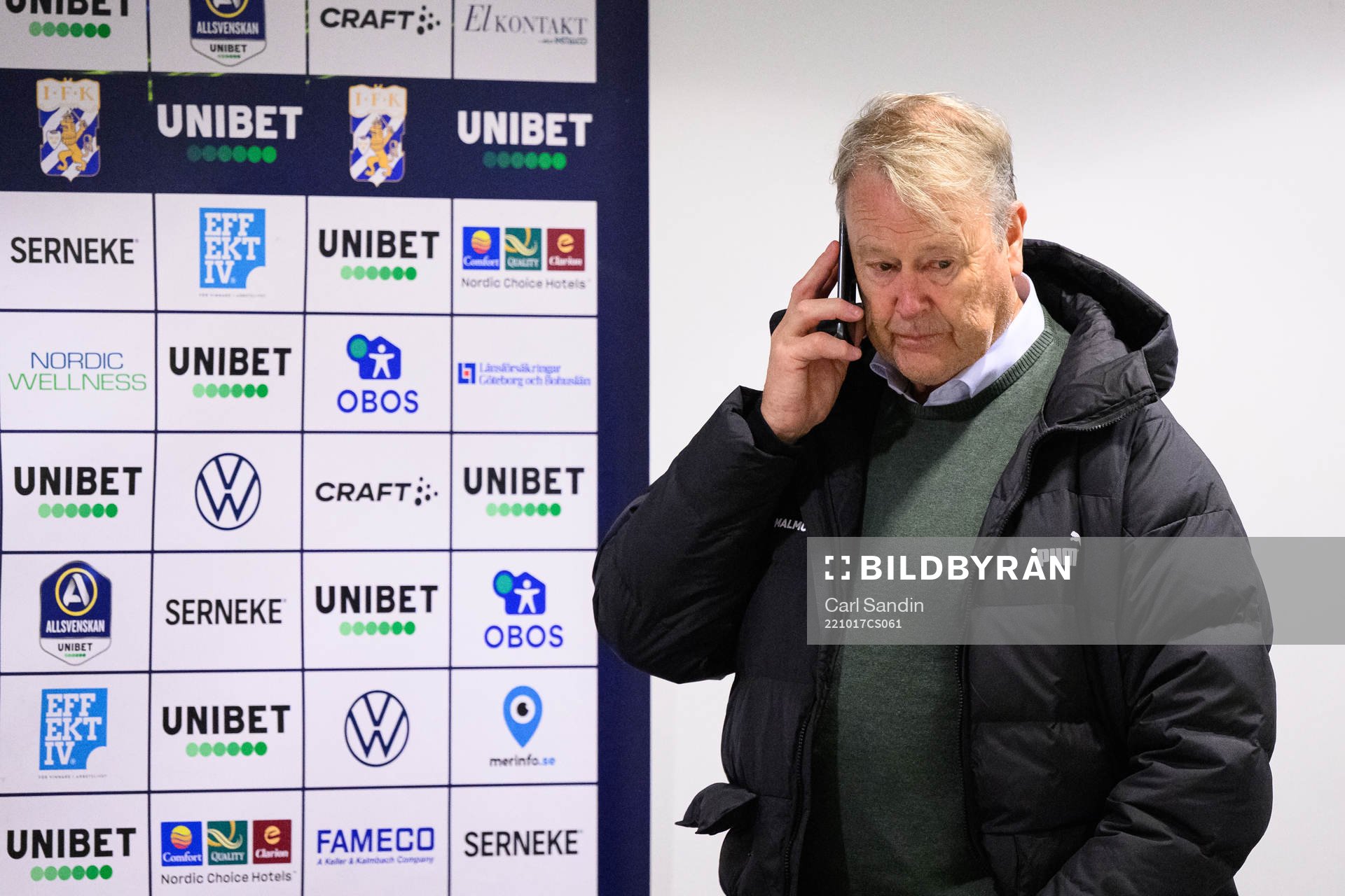 Malmö FFs tränare Åge Hareide pratar i telefon på en