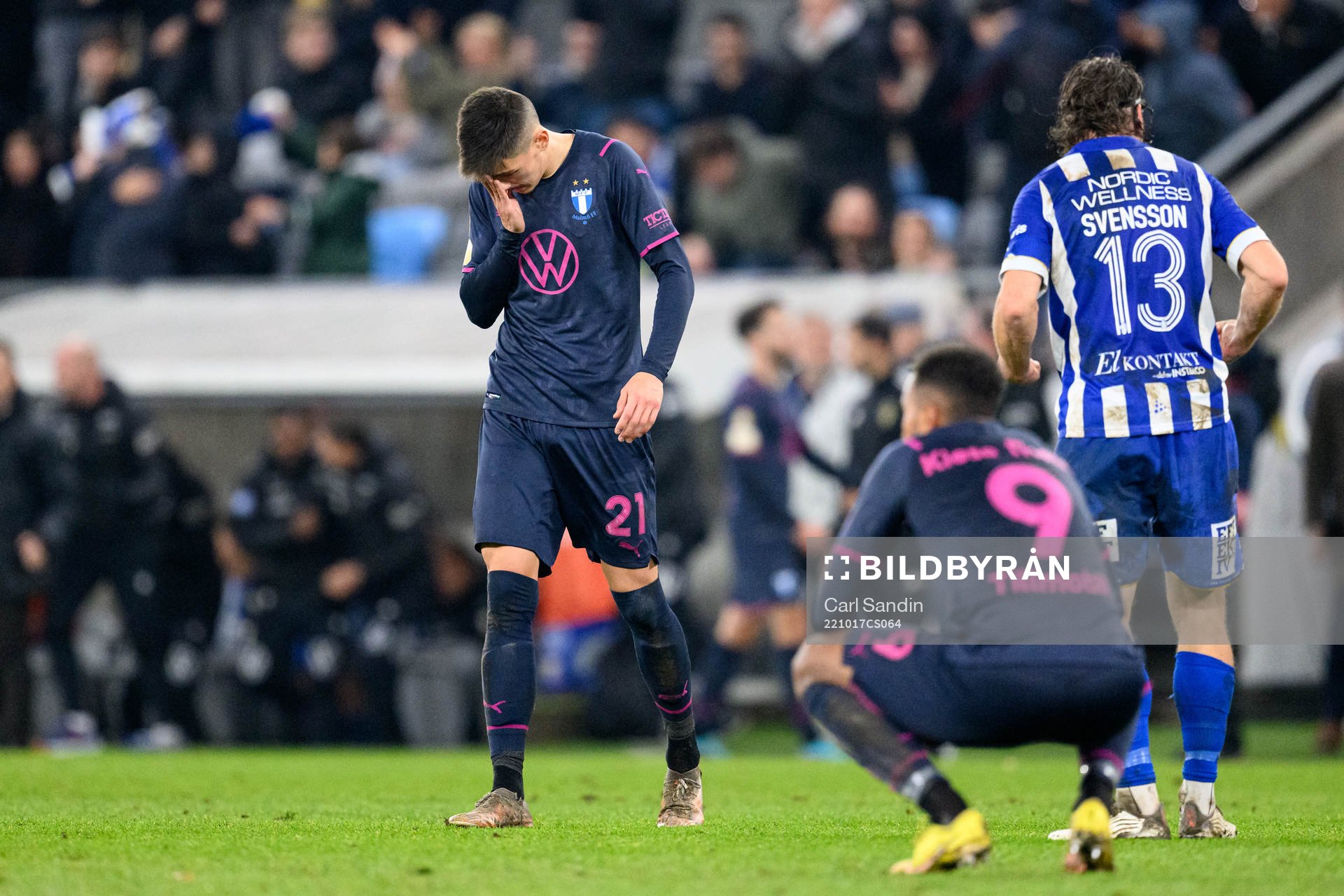Malmö FFs Dennis Hadzikadunic deppar