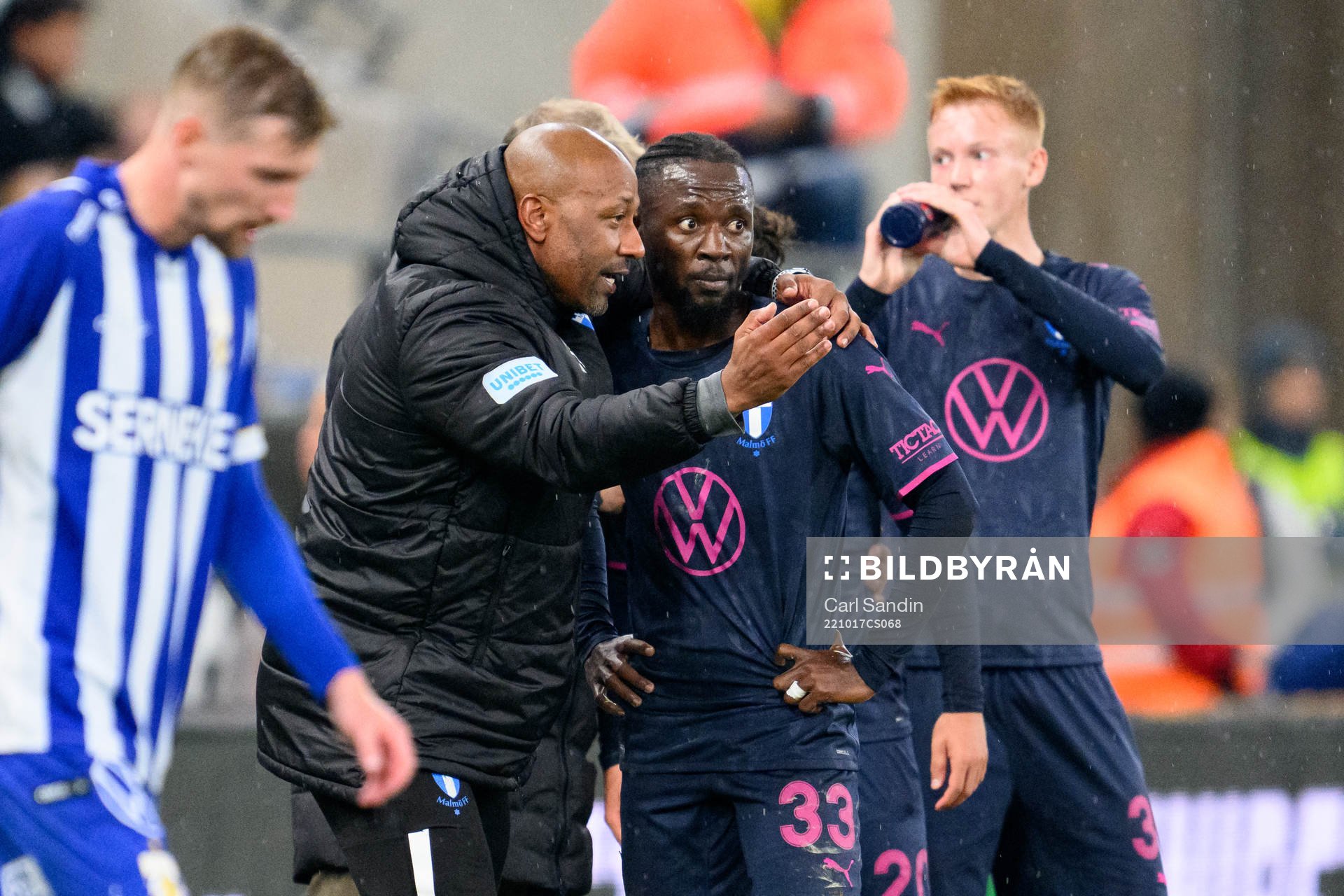 Malmö FFs assisterande tränare Jeffrey Aubynn pratar med