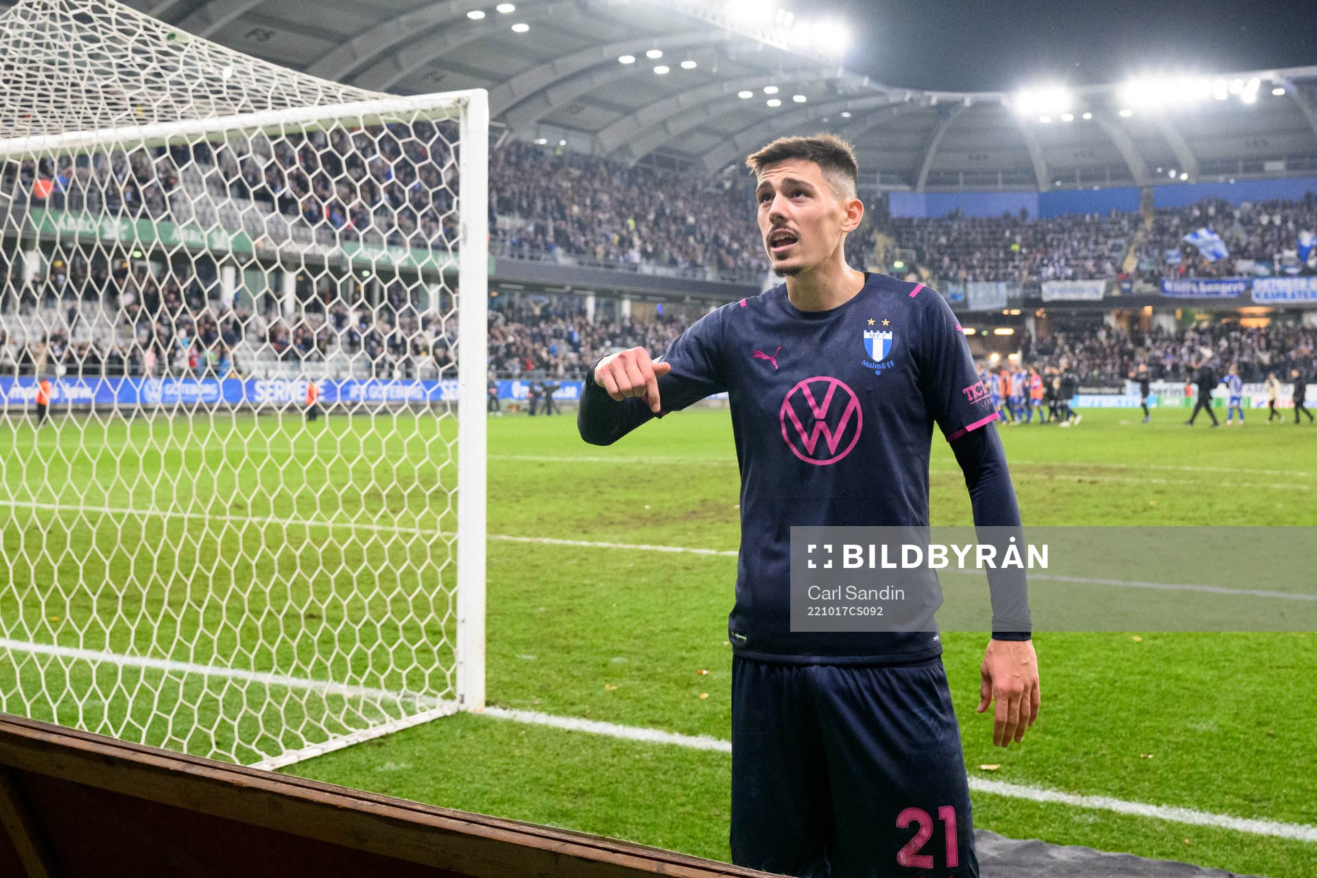 Malmö FFs Dennis Hadzikadunic pratar med supportrarna