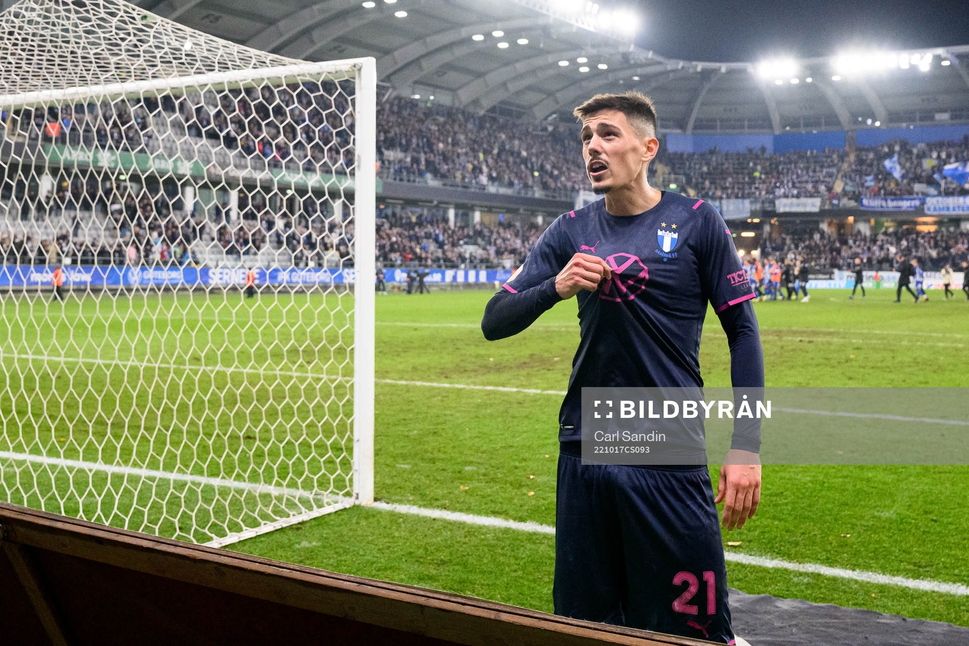 Malmö FFs Dennis Hadzikadunic pratar med supportrarna