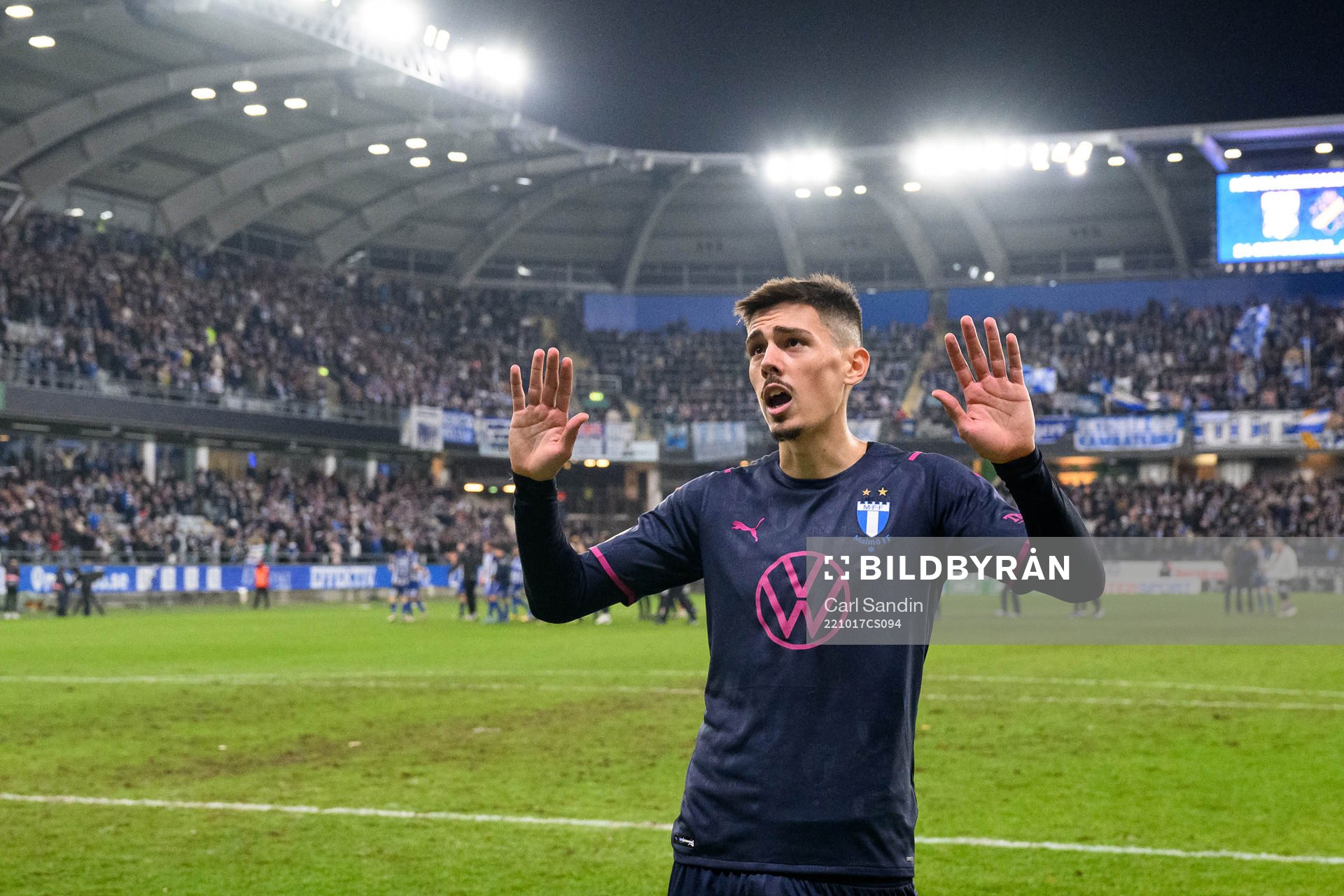 Malmö FFs Dennis Hadzikadunic pratar med supportrarna