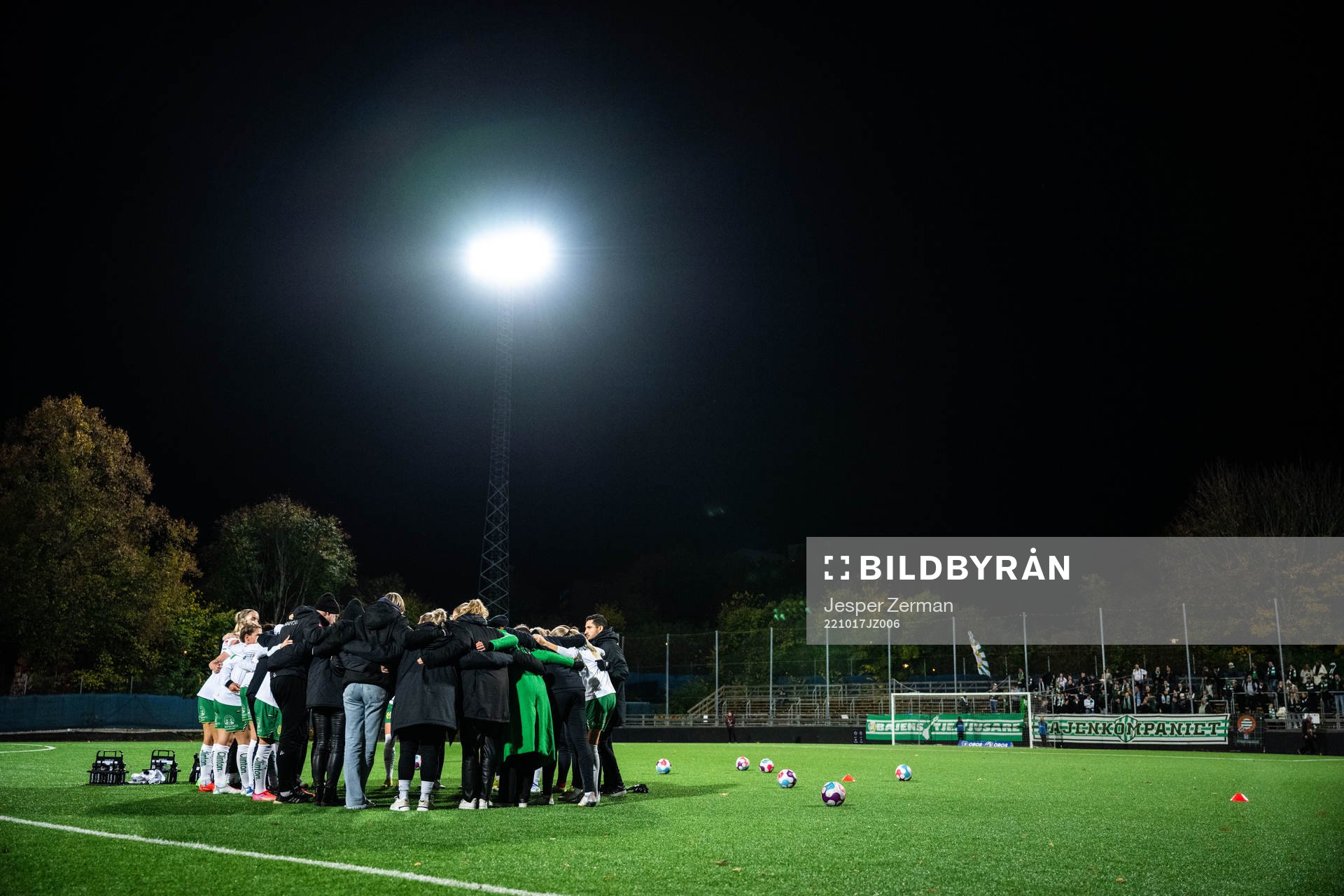 Hammarbys spelare och ledare samlas inför fotbollsmatchen i Damallsvenskan mellan AIK och Hammarby den 17 oktober 2022 i Stockholm. 
