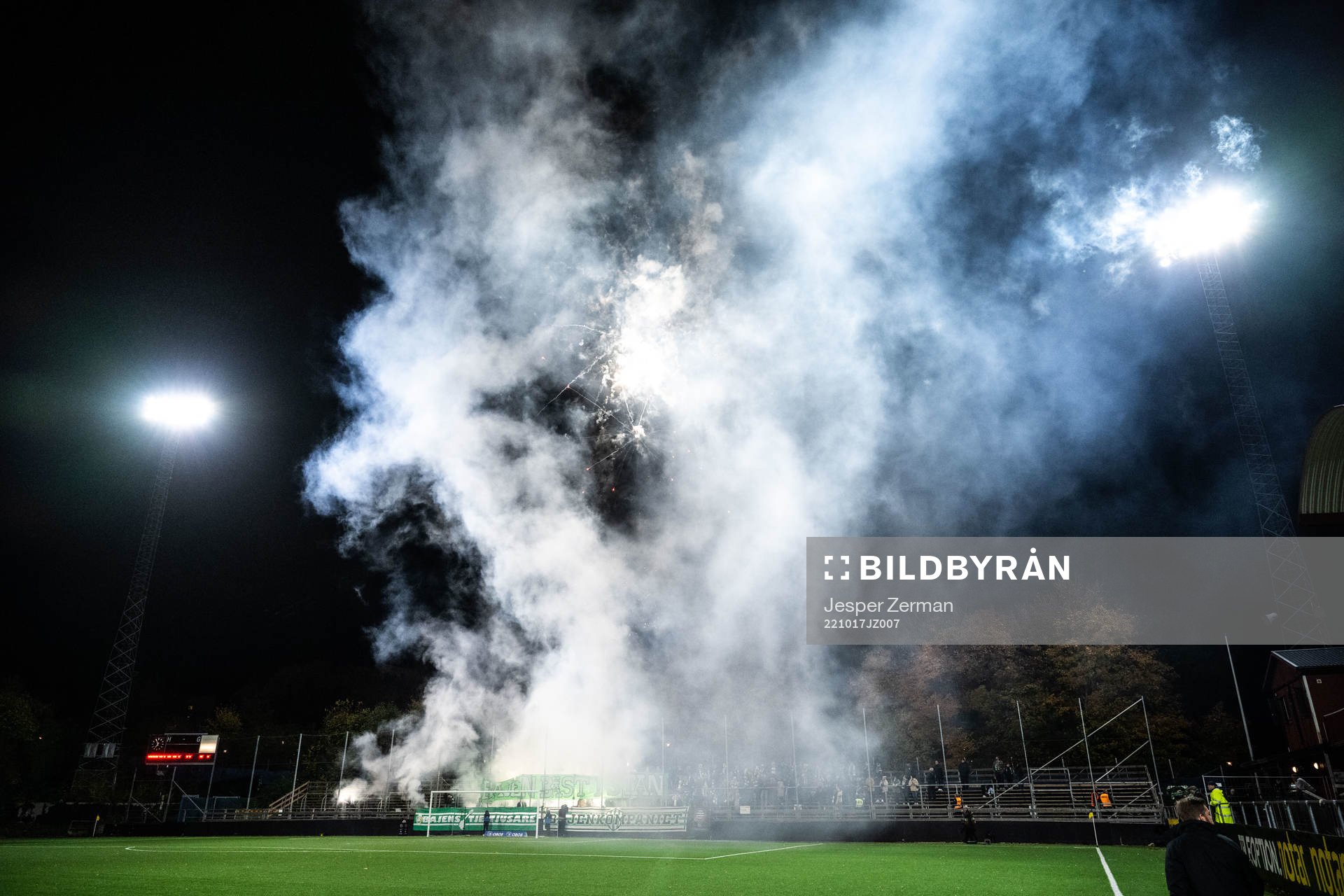 Hammarbys supportrar med tifo och bengaliska eldar
