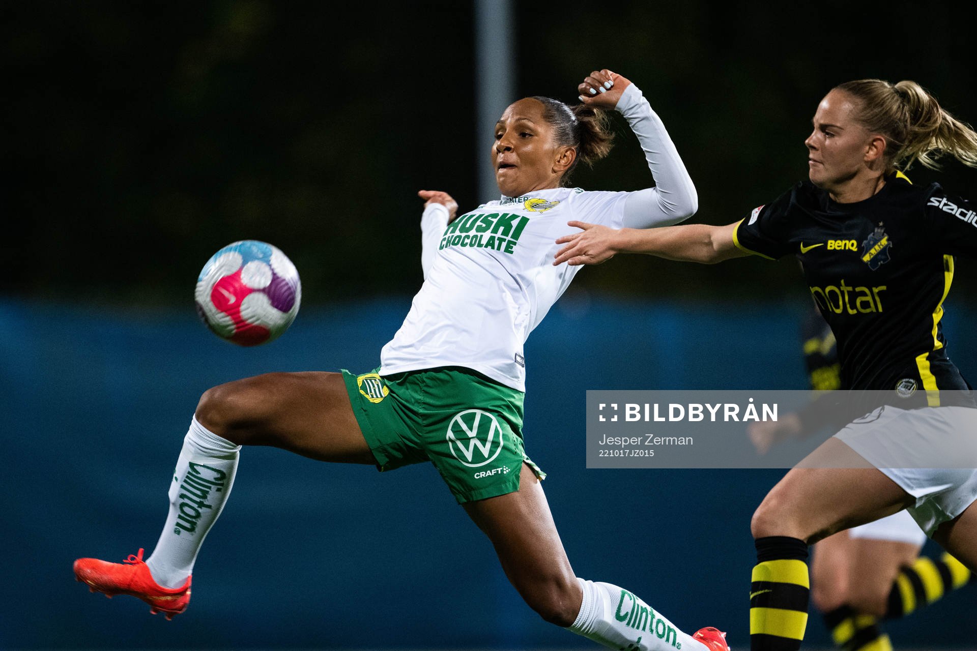 Hammarbys Madelen Janogy och AIKs Agnes Nyberg