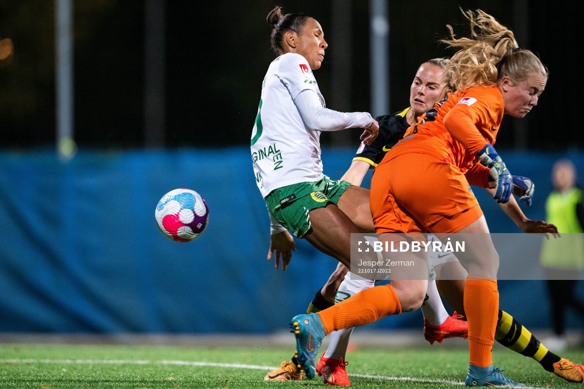 Hammarbys Madelen Janogy mot AIKs målvakt Milla-Maj