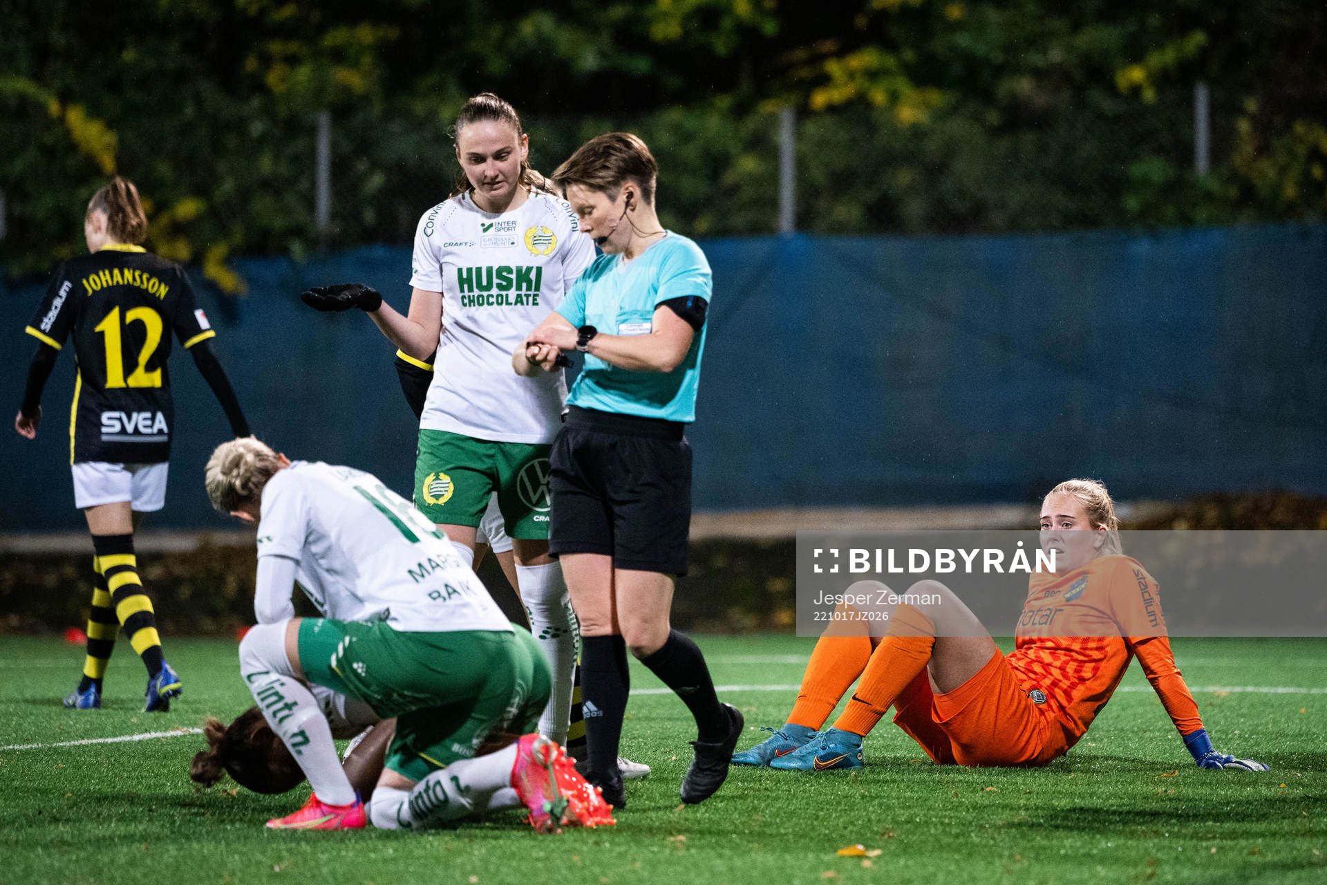 AIKs målvakt Milla-Maj Majasaari har ont efter en kollision med Hammarbys Madelen Janogy under fotbollsmatchen i Damallsvenskan mellan AIK och Hammarby den 17 oktober 2022 i Stockholm. 