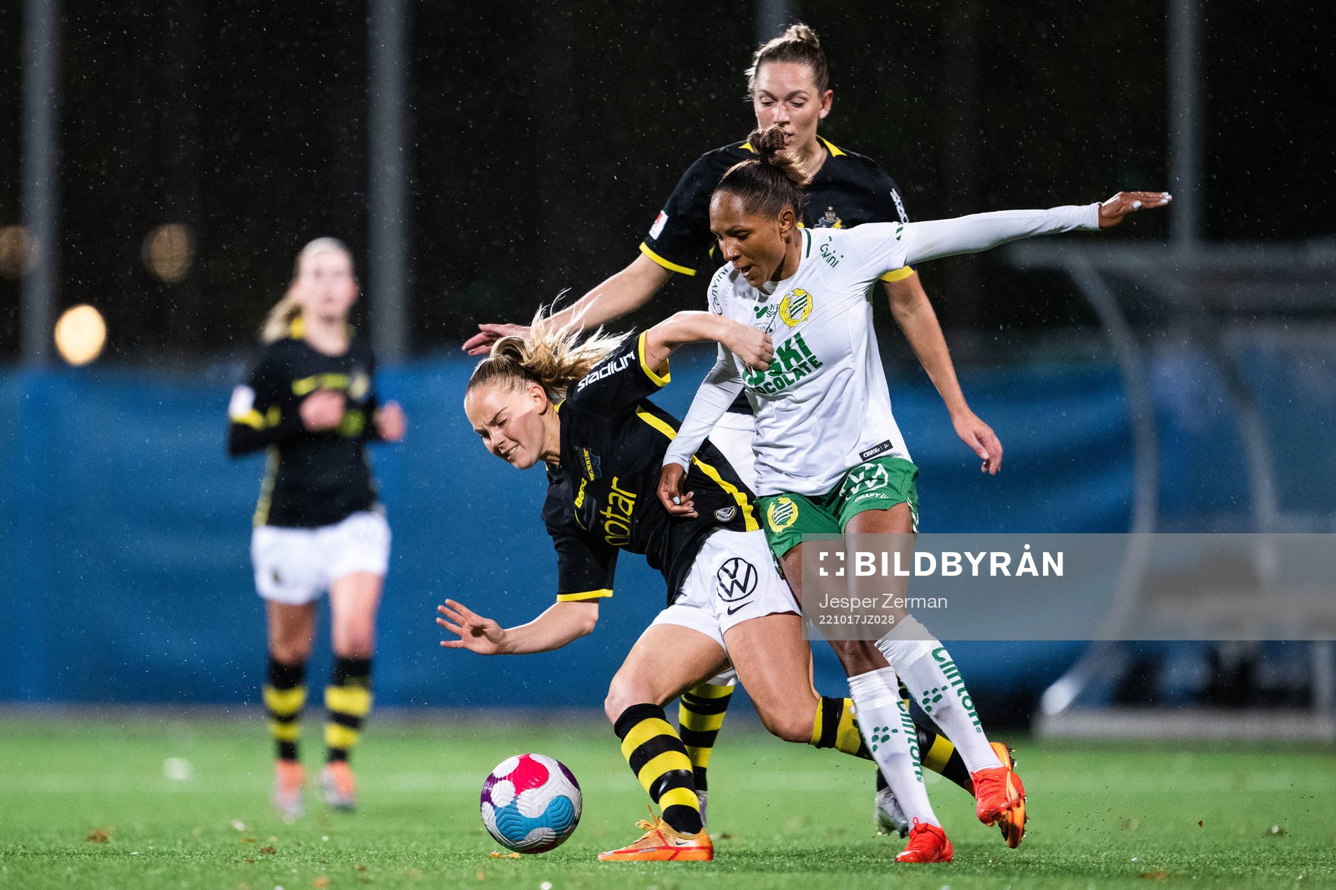 AIKs Agnes Nyberg och Jennie Nordin mot Hammarbys Madelen