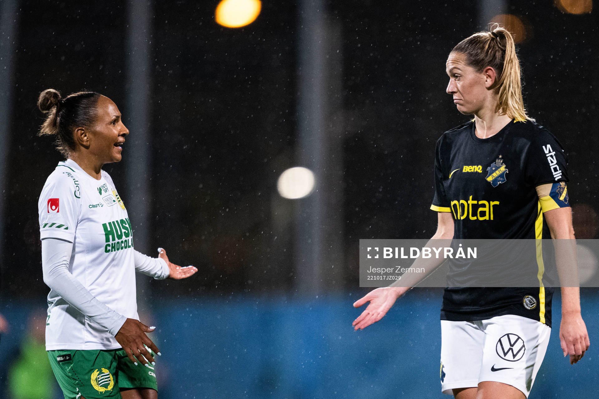 Hammarbys Madelen Janogy diskuterar med AIKs Jennie Nordin