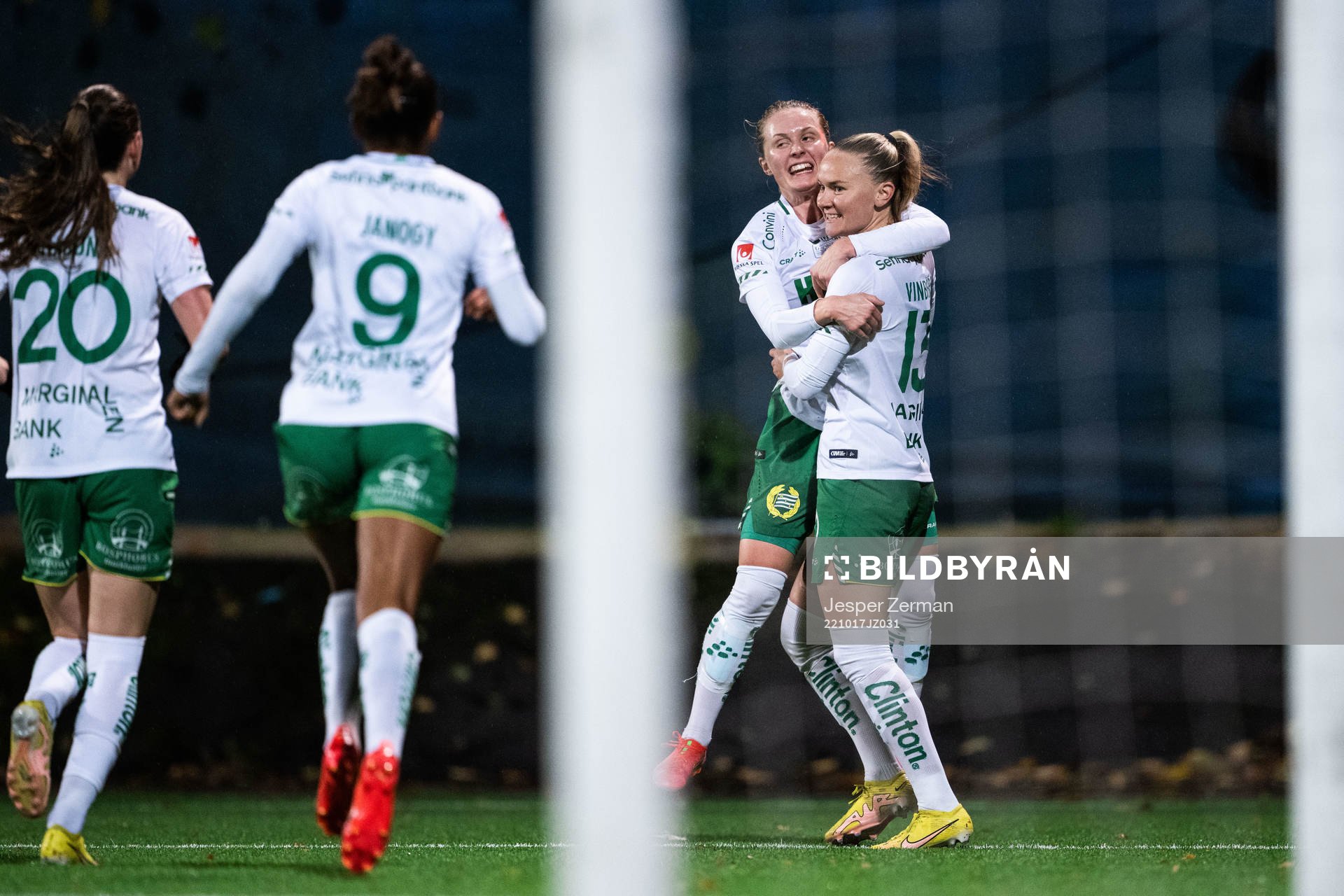 Hammarbys Matilda Vinberg jublar med Emilia Larsson