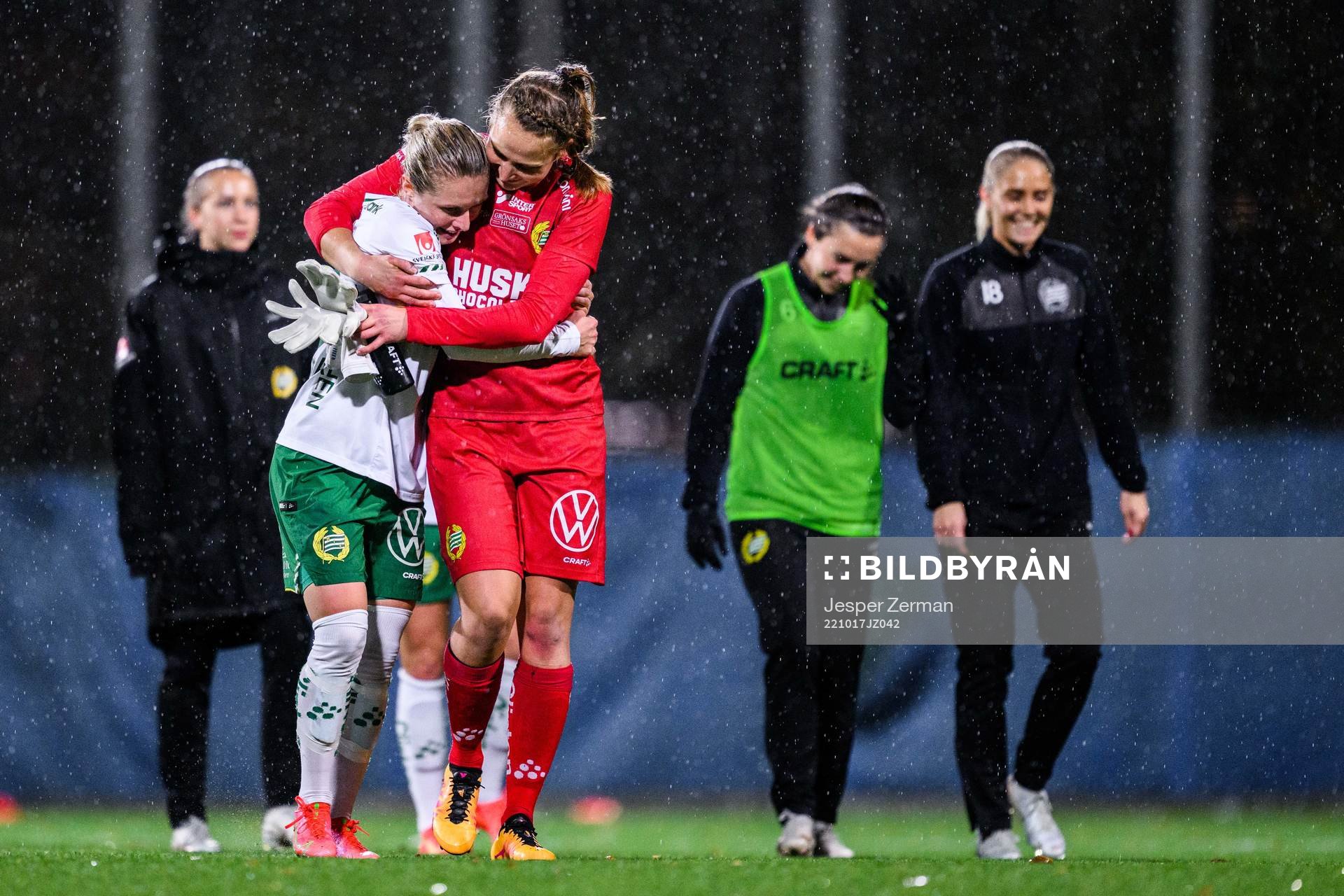 Hammarbys Emilia Larsson och målvakt Anna Tamminen jublar