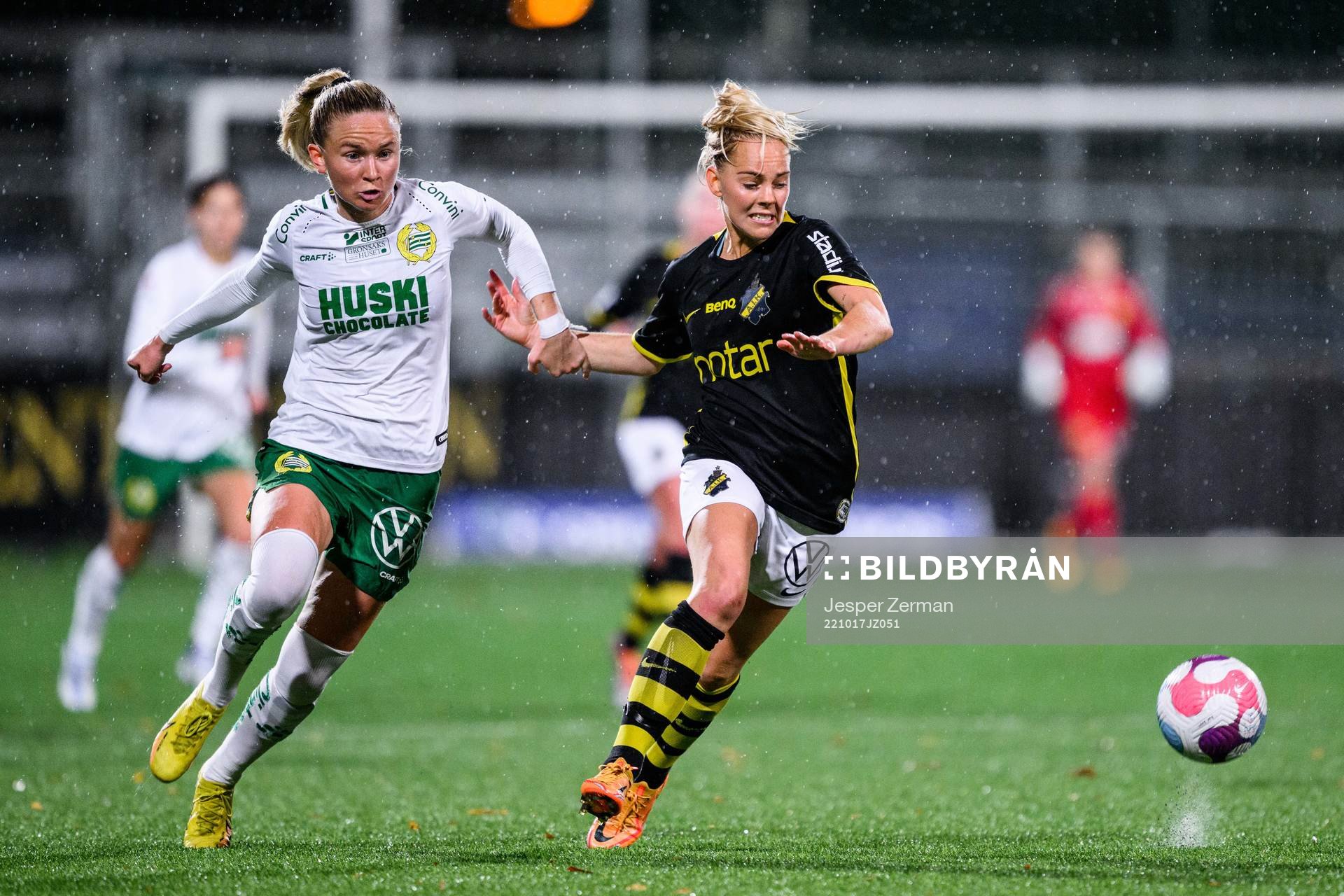 Hammarbys Vilde Hasund och AIKs Agnes Nyberg