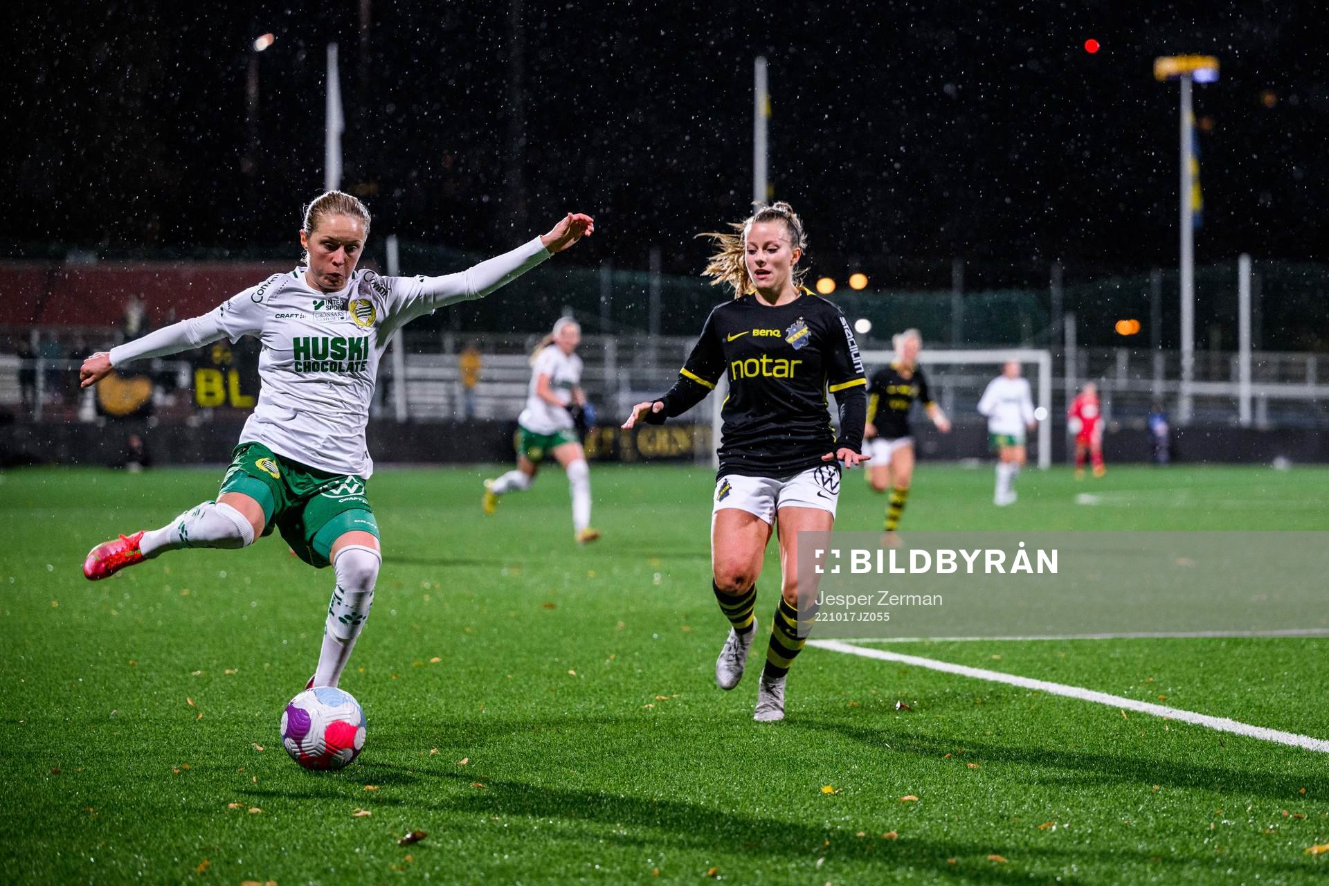 Hammarbys Emilia Larsson och AIKs Allison Aaricka Maclaren