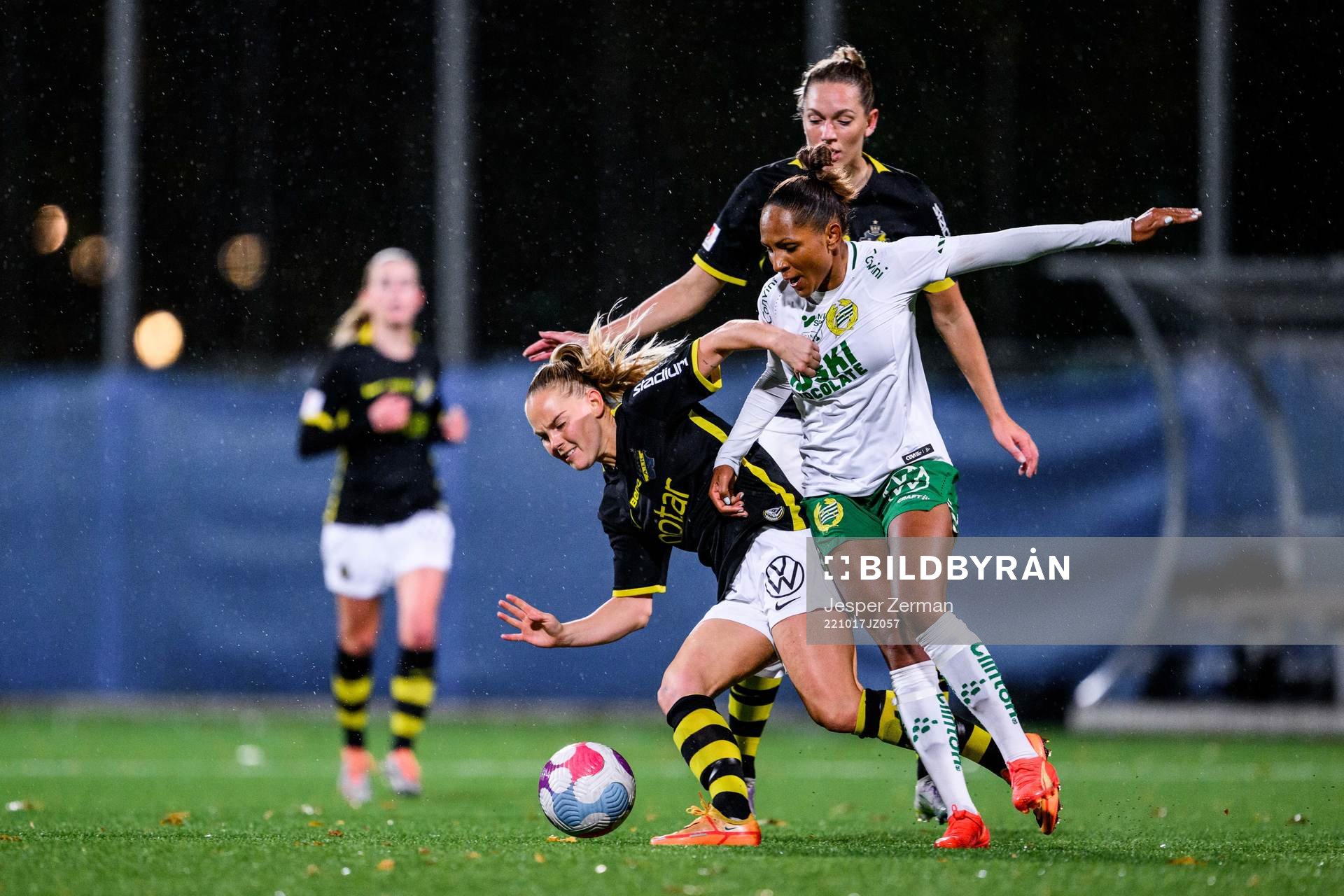 AIKs Agnes Nyberg och Jennie Nordin mot Hammarbys Madelen