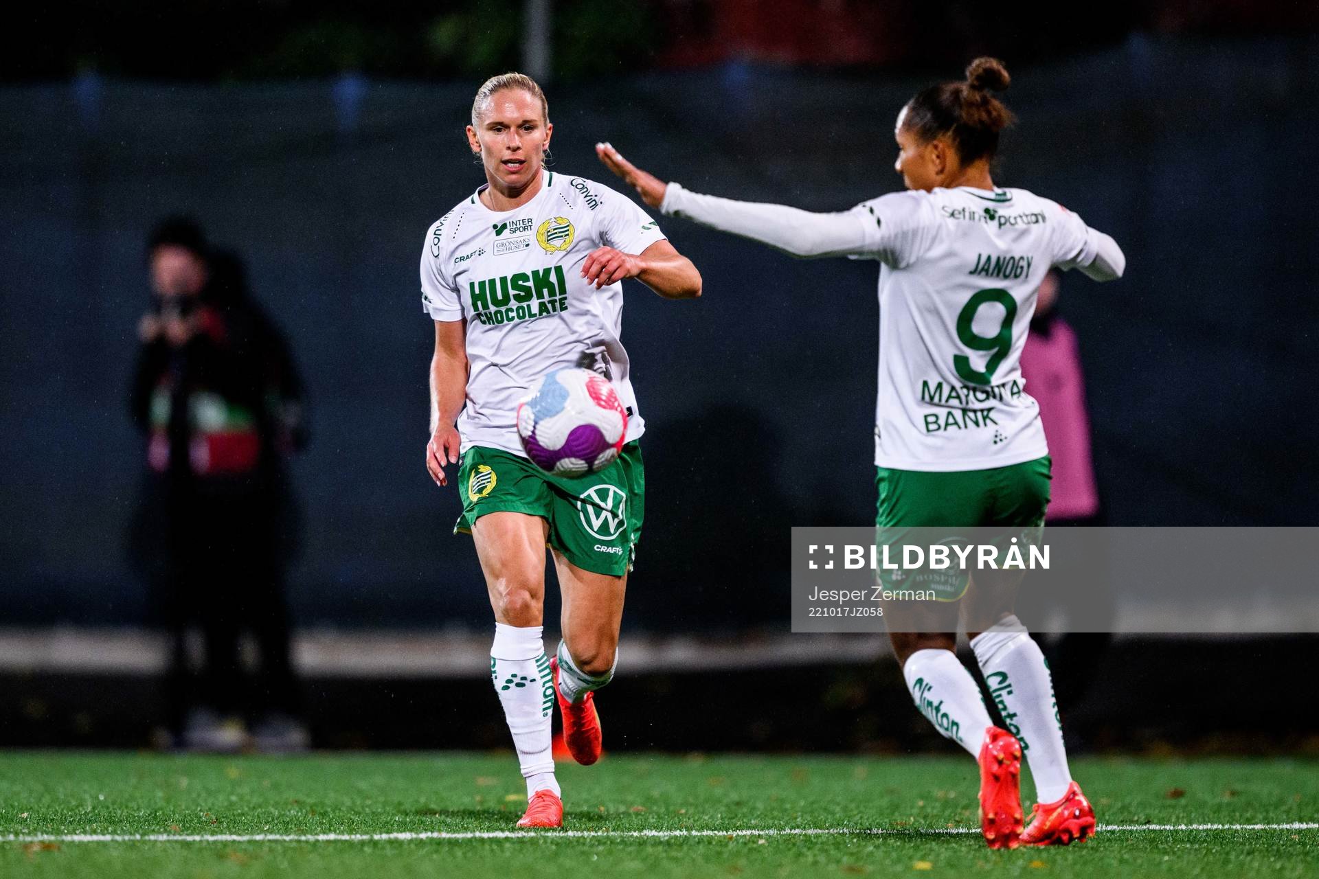 Hammarbys Jonna Andersson och Madelen Janogy under fotbollsmatchen i Damallsvenskan mellan AIK och Hammarby den 17 oktober 2022 i Stockholm.