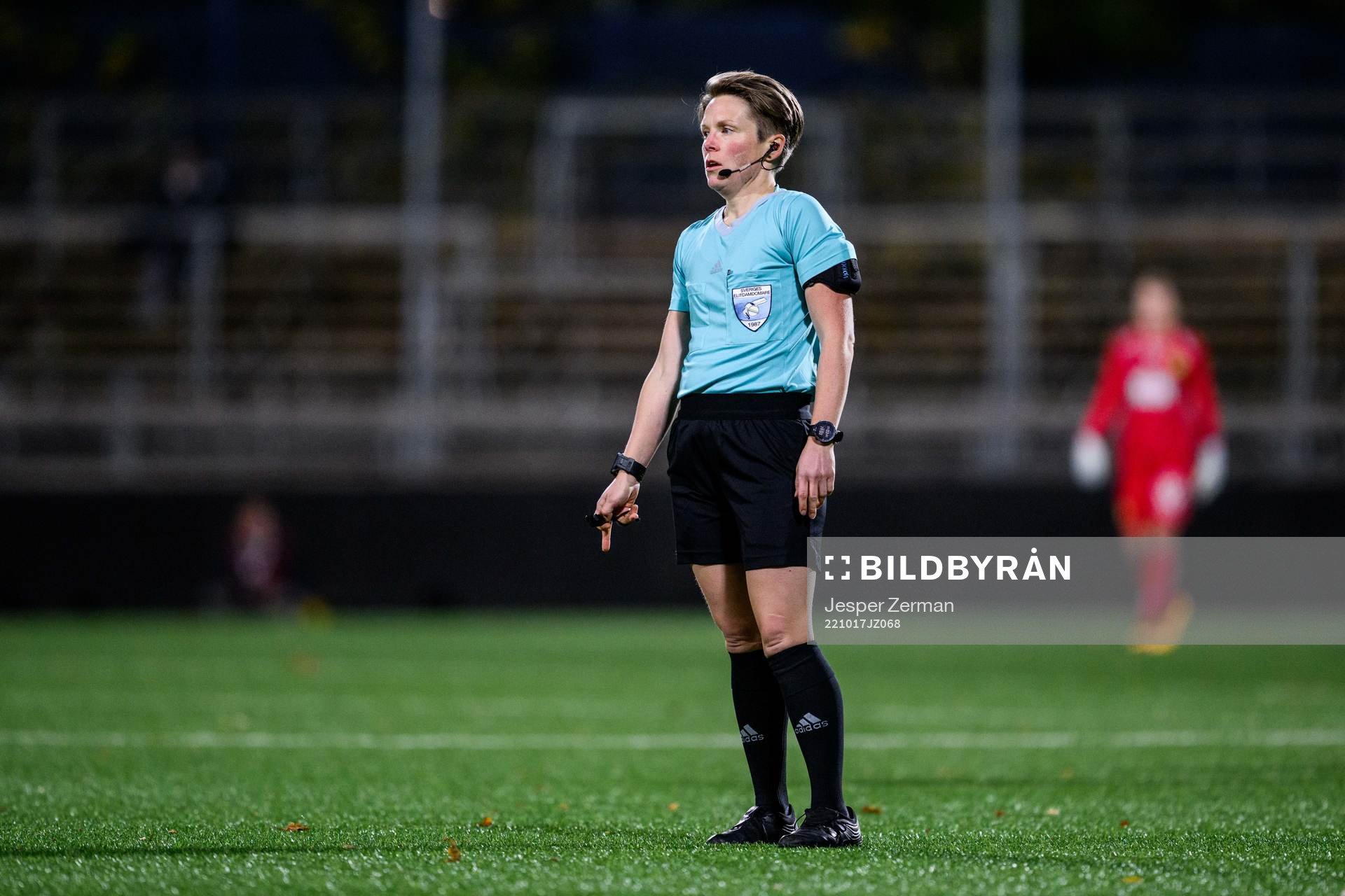Domare Sara Wiinikka under fotbollsmatchen i Damallsvenskan mellan AIK och Hammarby den 17 oktober 2022 i Stockholm. 