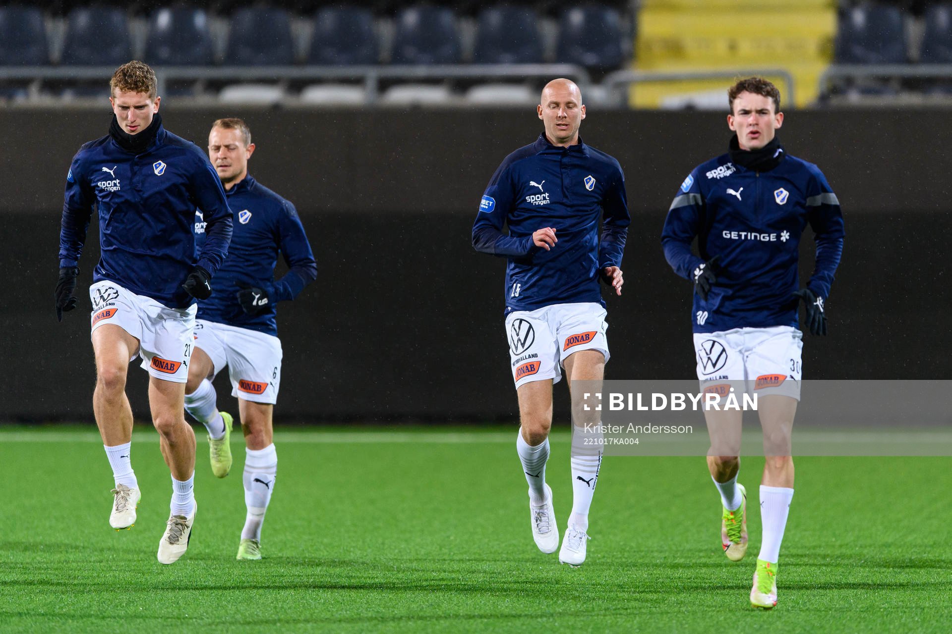 Halmstads spelare före fotbollsmatchen i Superettan mellan