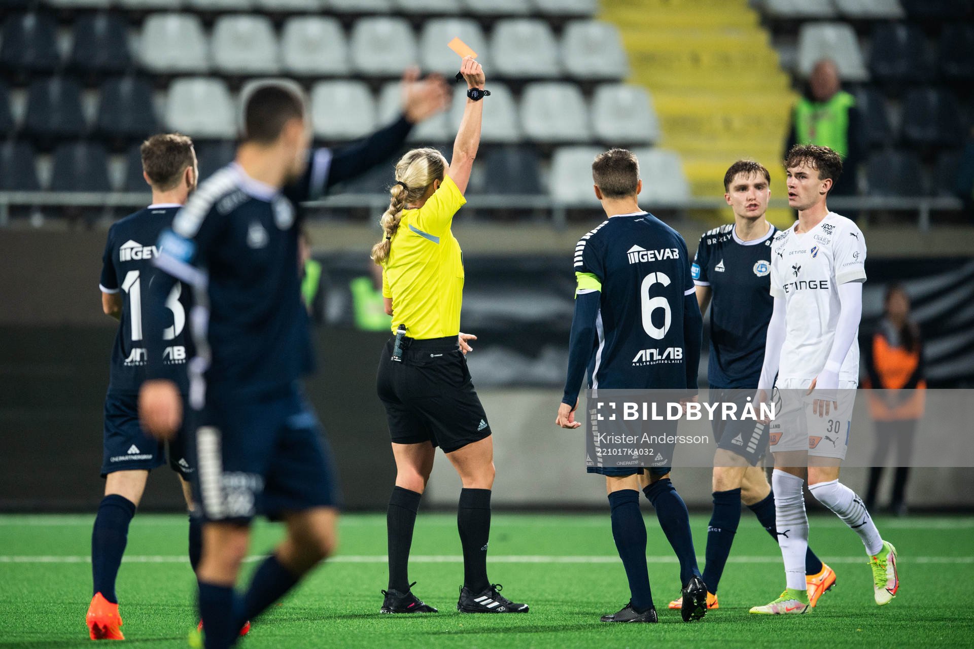 Halmstads Alexander Johansson tilldelas rött kort av