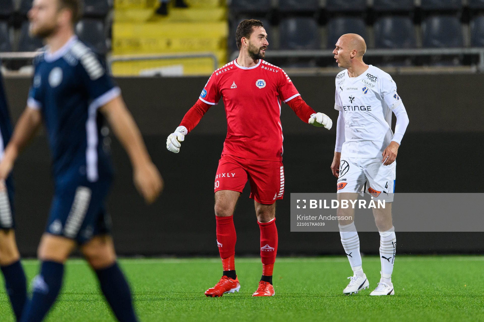 Utsiktens målvakt Mikica Gjorgievski och Halmstads Andreas