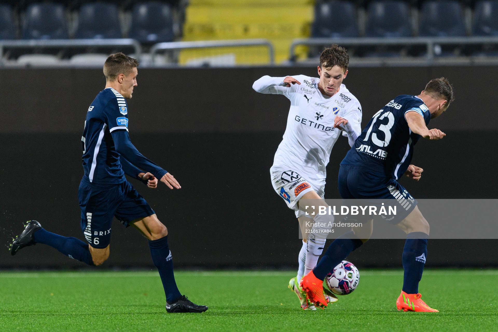 Halmstads Alexander Johansson och Utsiktens Erik Gunnarsson under fotbollsmatchen i Superettan mellan Utsikten och Halmstad den 17 oktober 2022 i Göteborg.