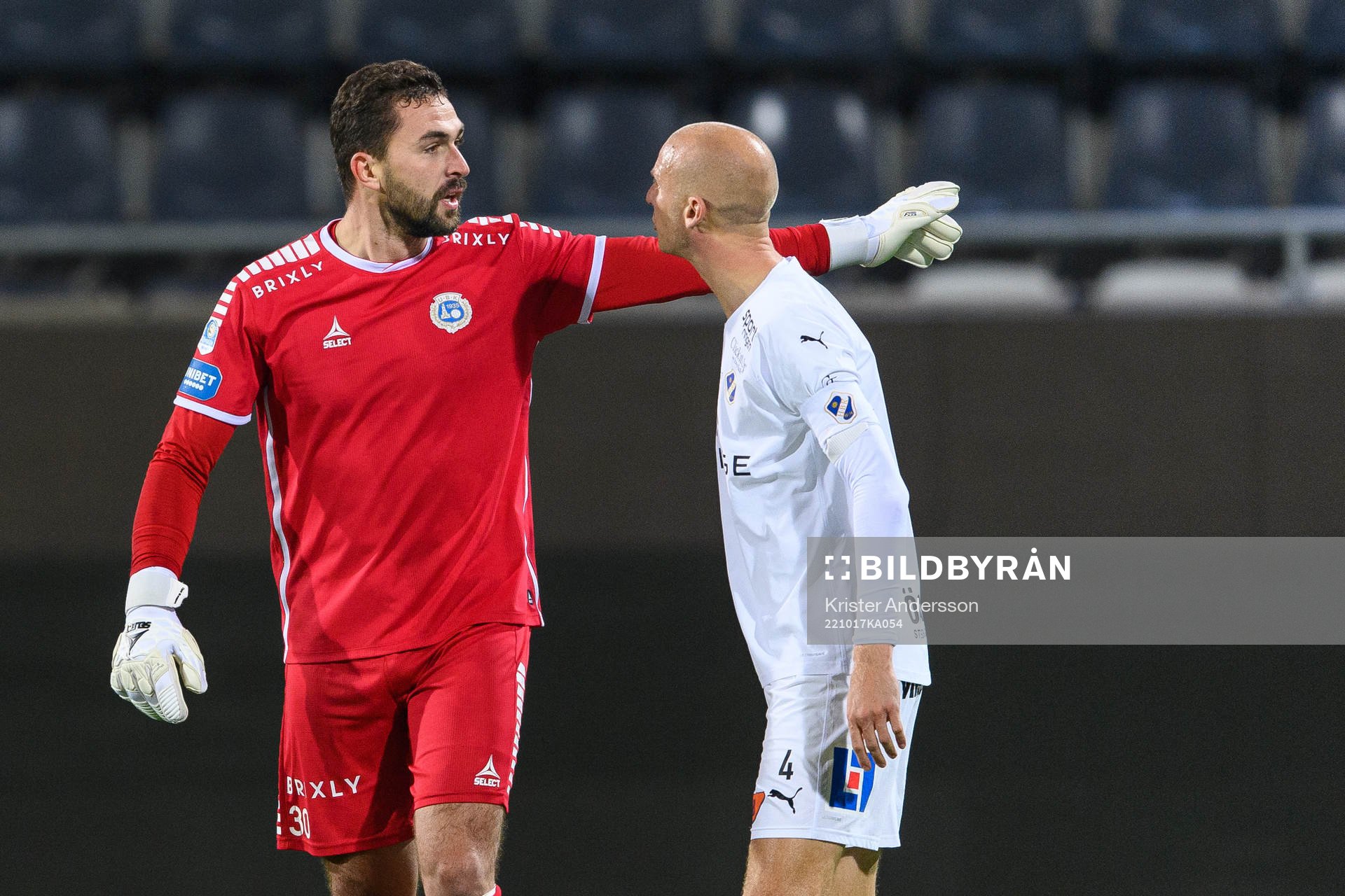 Utsiktens målvakt Mikica Gjorgievski och Halmstads Andreas