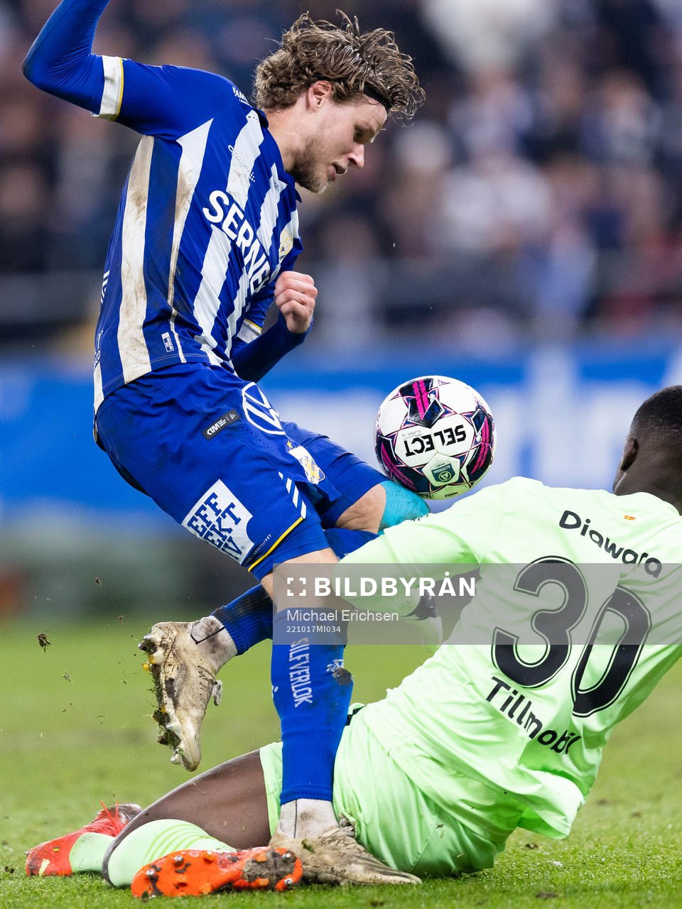 IFK Göteborgs Gustaf Norlin tar sig förbi Malmö FFs målvakt Ismael Diawara och kvitterar till 1-1 under fotbollsmatchen i Allsvenskan mellan IFK Göteborg och Malmö FF den 17 oktober 2022 i Göteborg. 