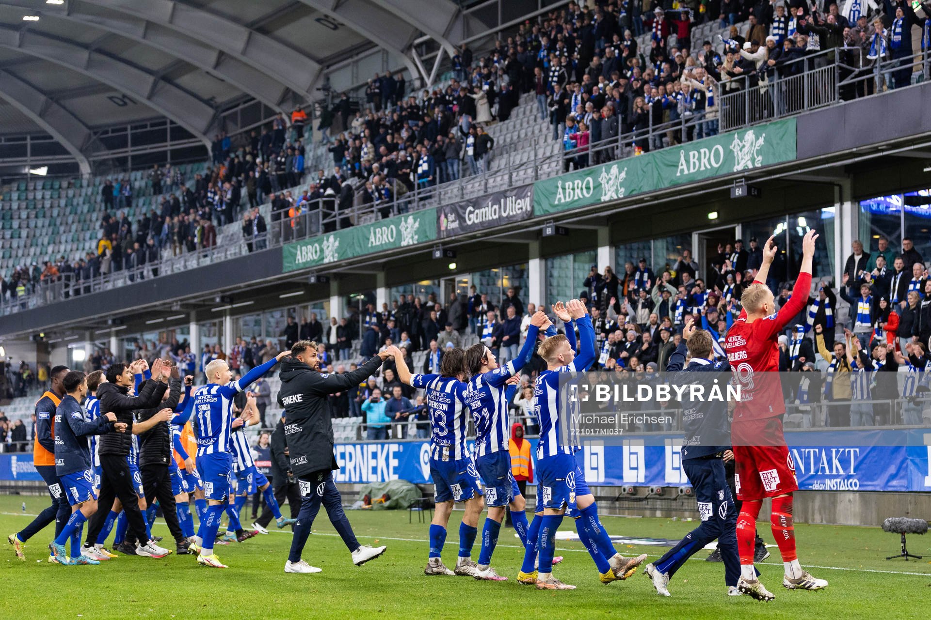 IFK Göteborgs spelare jublar och tackar publiken
