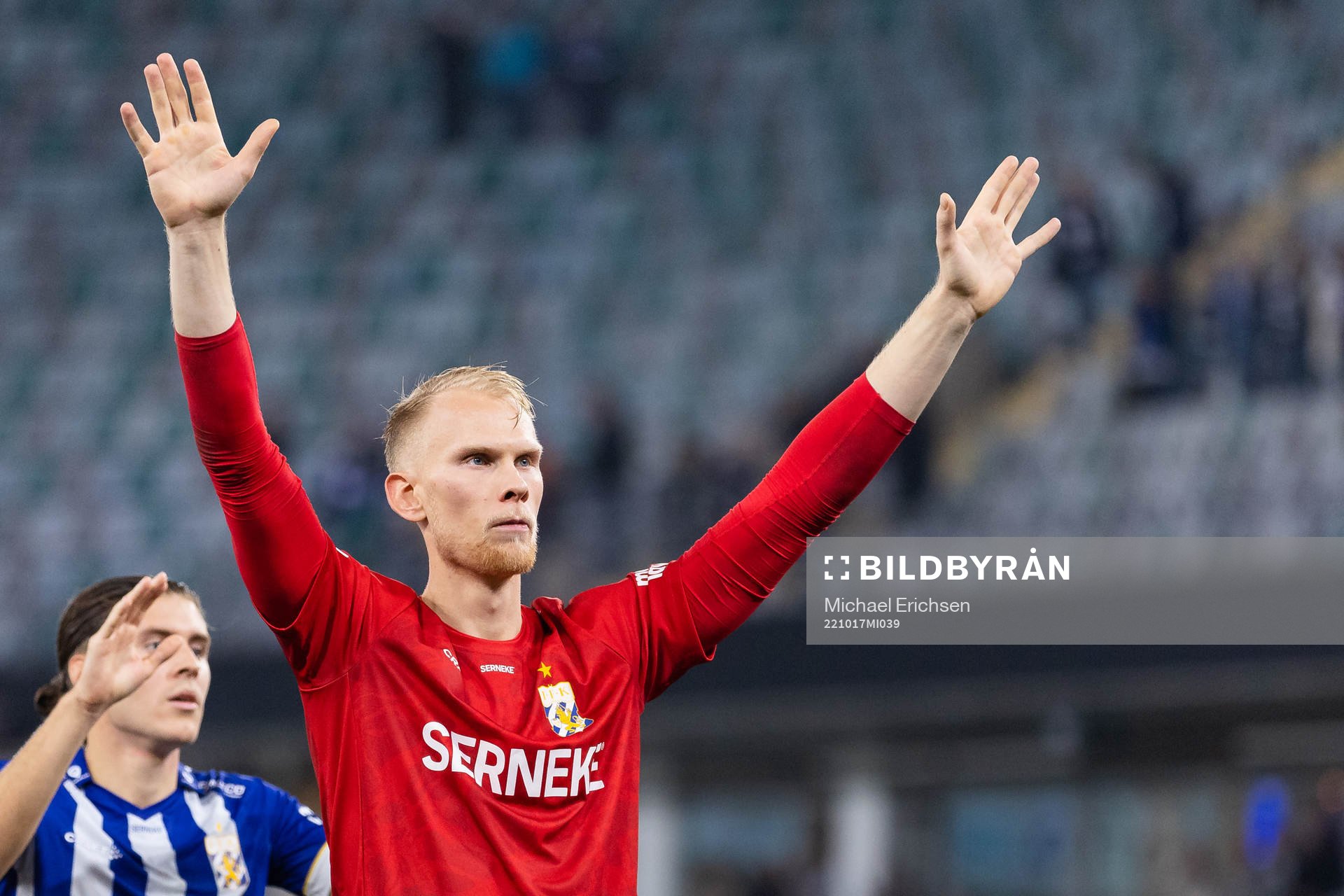 IFK Göteborgs Pontus Dahlberg jublar och tackar publiken