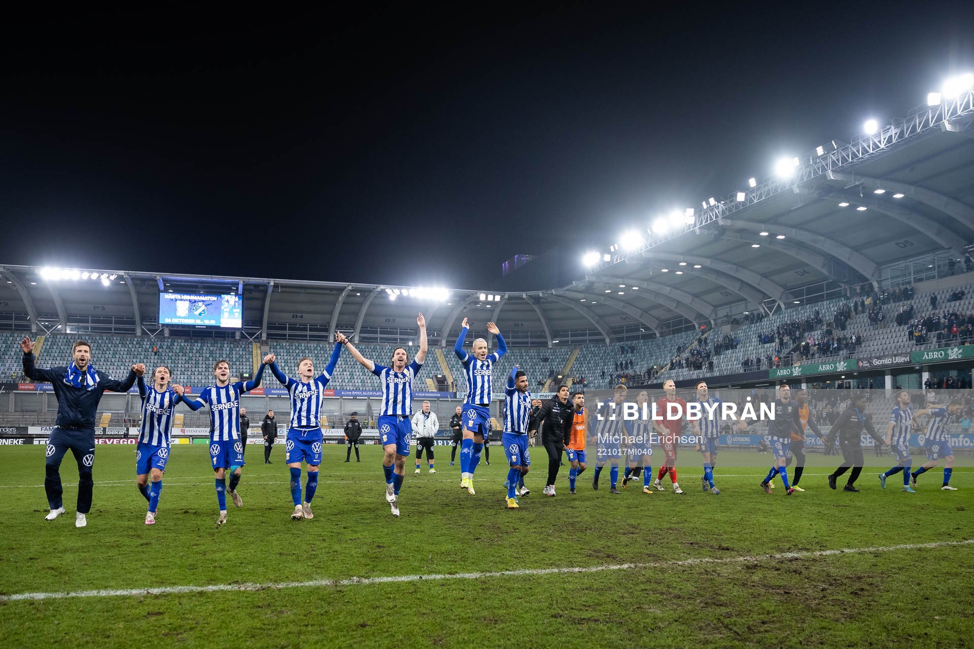 IFK Göteborgs spelare jublar och tackar publiken