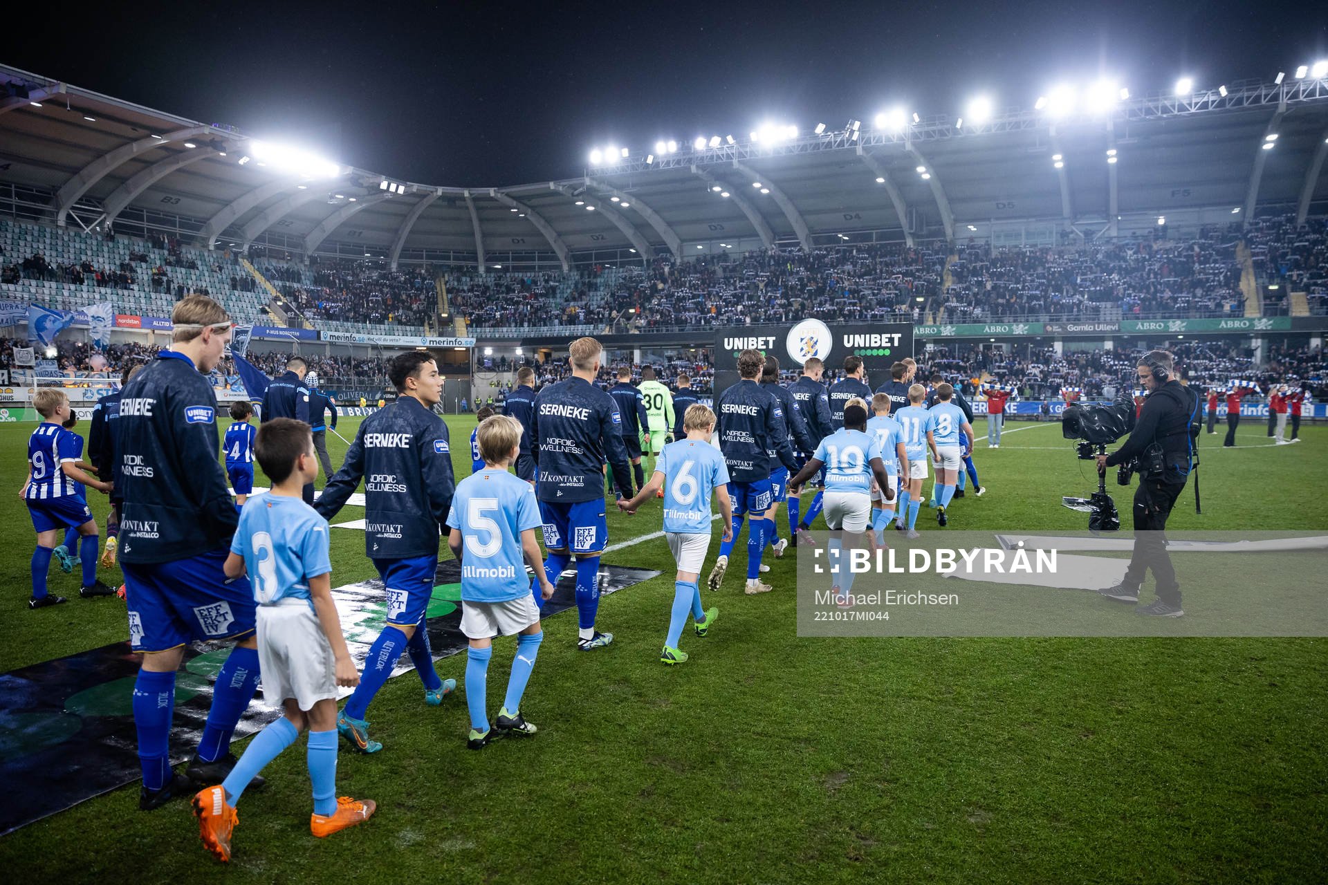 Lagen på väg in för line up innan  fotbollsmatchen i