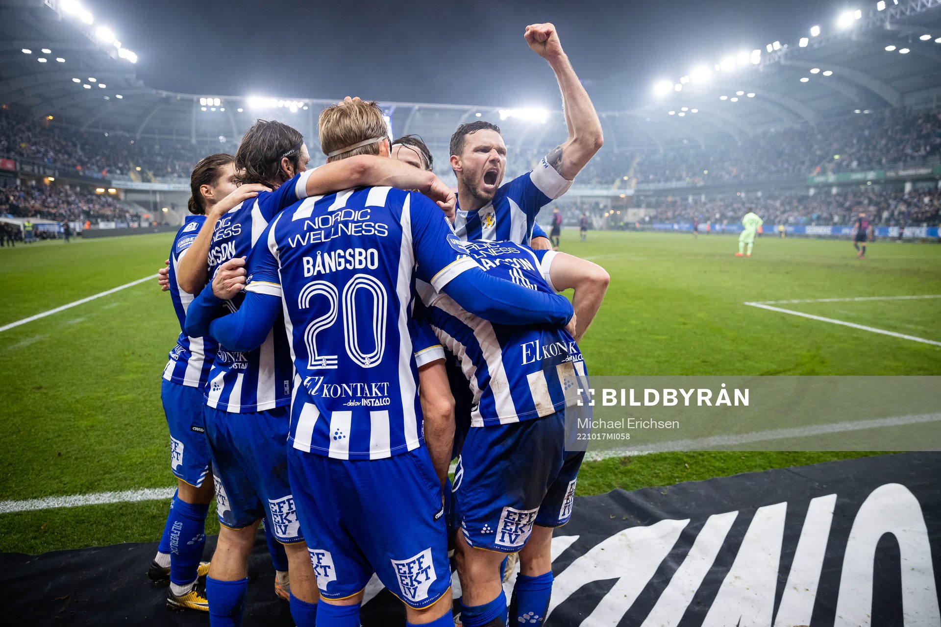 IFK Göteborgs Carl Johansson jublar med lagkamrater efter 2-1 under fotbollsmatchen i Allsvenskan mellan IFK Göteborg och Malmö FF den 17 oktober 2022 i Göteborg.
