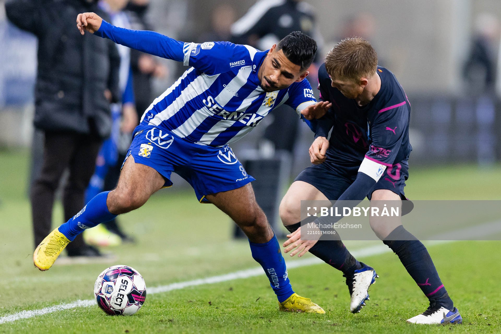 IFK Göteborgs Hosam Aiesh och Malmö FFs Anders Christiansen under fotbollsmatchen i Allsvenskan mellan IFK Göteborg och Malmö FF den 17 oktober 2022 i Göteborg.