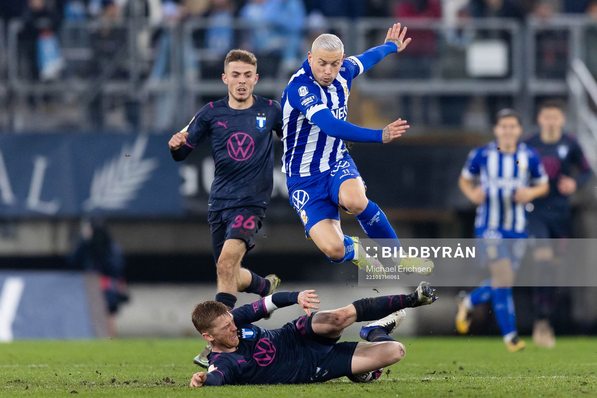 Malmö FFs Anders Christiansen glidtacklar IFK Göteborgs Erik Sorga under fotbollsmatchen i Allsvenskan mellan IFK Göteborg och Malmö FF den 17 oktober 2022 i Göteborg. 