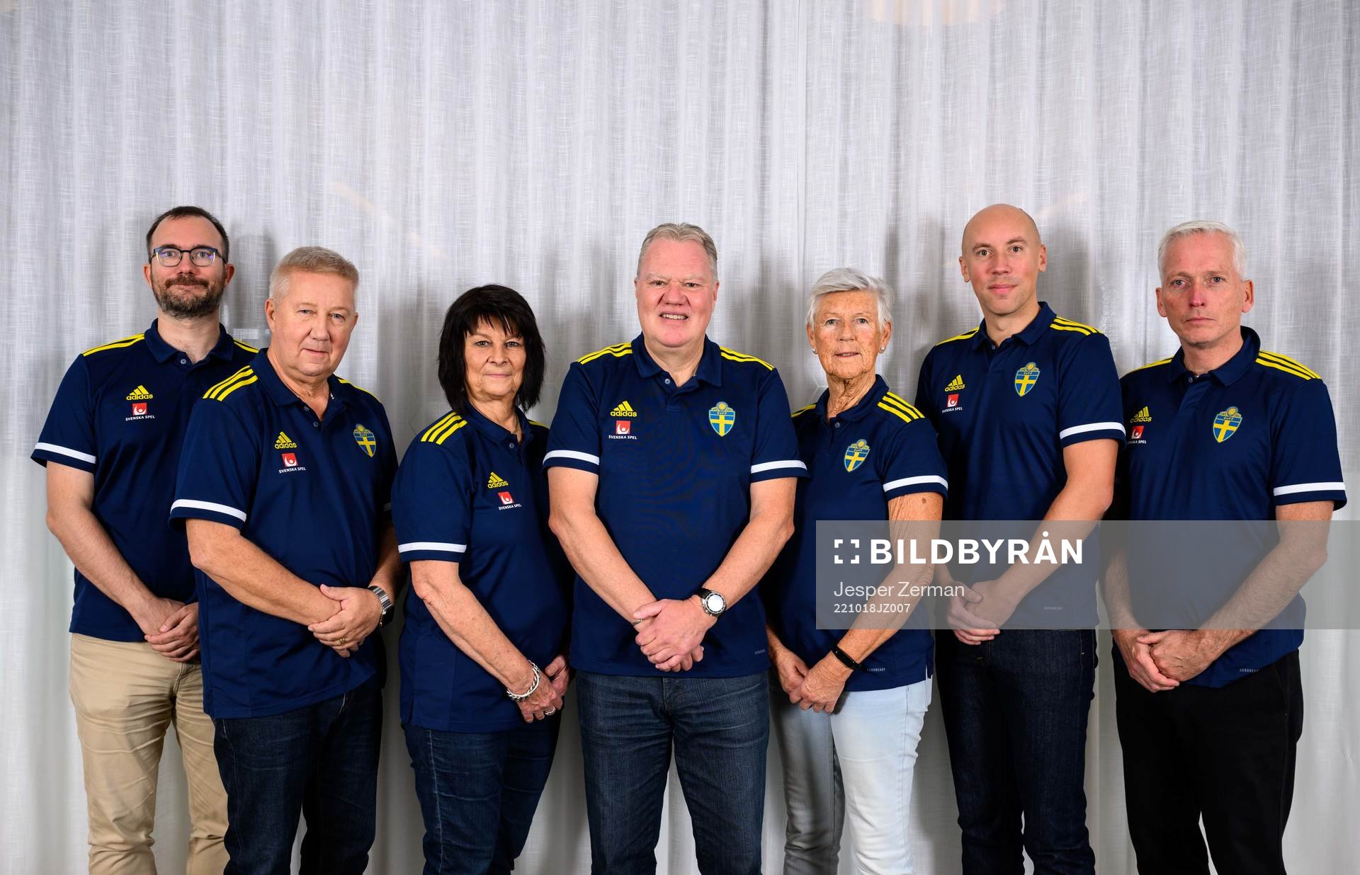Lars Helmersson, Bert Andersson, Suzanne Hällström, ordförande Karl-Erik Nilsson, Lena Wallgren, Simon Åström och Håkan Sjöstrand från Svenska fotbollförbundets styrelse poserar för porträtt den 18 oktober 2022 i Stockholm.