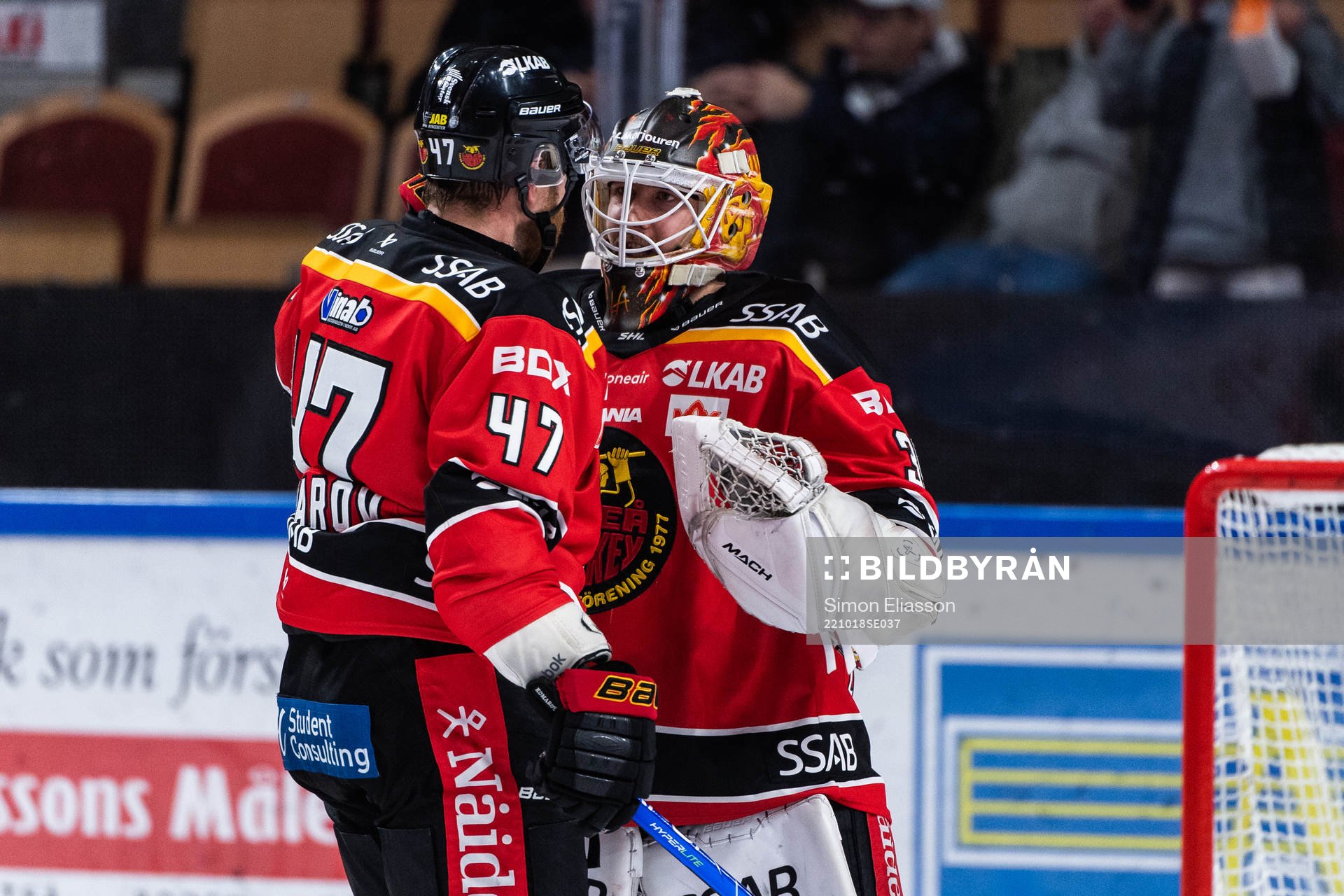 Luleås Leo Komarov och målvakt Joel Lassinantti jublar