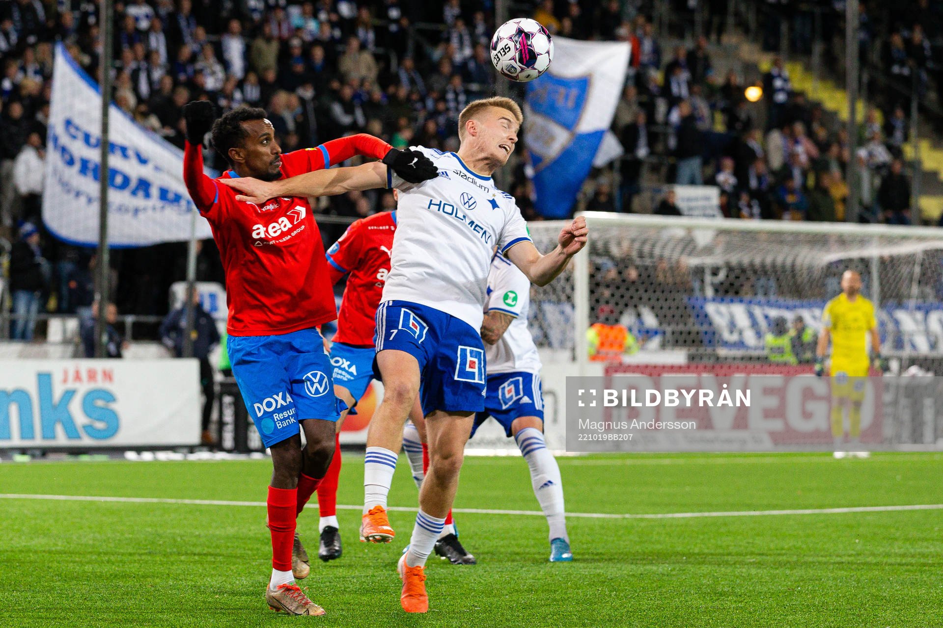 Helsingborgs Taha Ali och IFK Norrköpings Jacob Ortmark under fotbollsmatchen i Allsvenskan mellan IFK Norrköping och Helsingborg den 19 oktober 2022 i Norrköping.