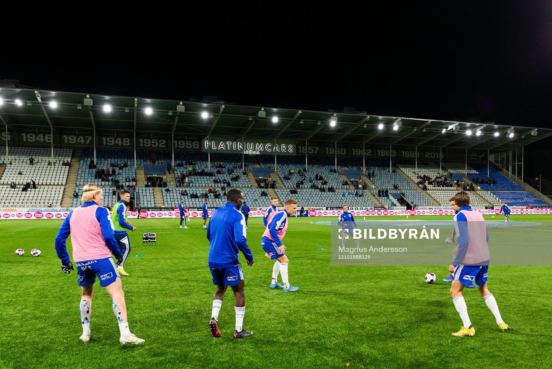 IFK Norrköpings spelare på uppvärmningen inför fotbollsmatchen i Allsvenskan mellan IFK Norrköping och Helsingborg den 19 oktober 2022 i Norrköping.